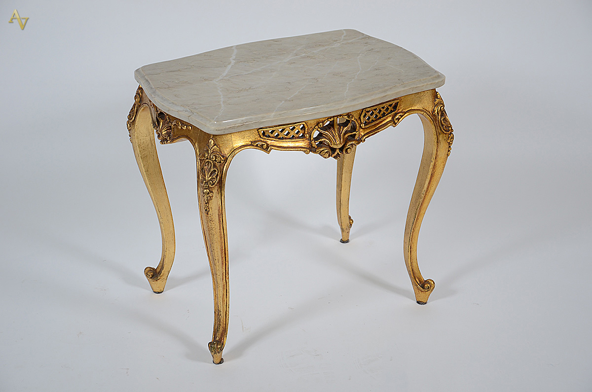 Mesa lateral estilo frances, de madeira dourada com tampo de marmore...