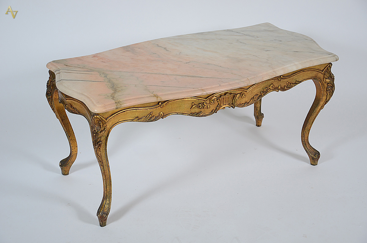 Mesa de centro estilo frances, de madeira dourada com tampo de... - foto 1 de 2