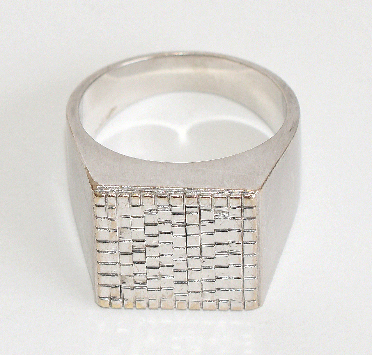 Anel de ouro branco 18 k desenho "xadrez". Aro 31. (Por questão de... - foto 1 de 3