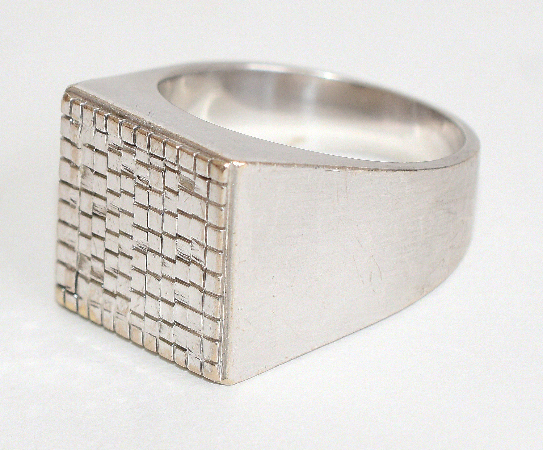 Anel de ouro branco 18 k desenho "xadrez". Aro 31. (Por questão de... - foto 2 de 3