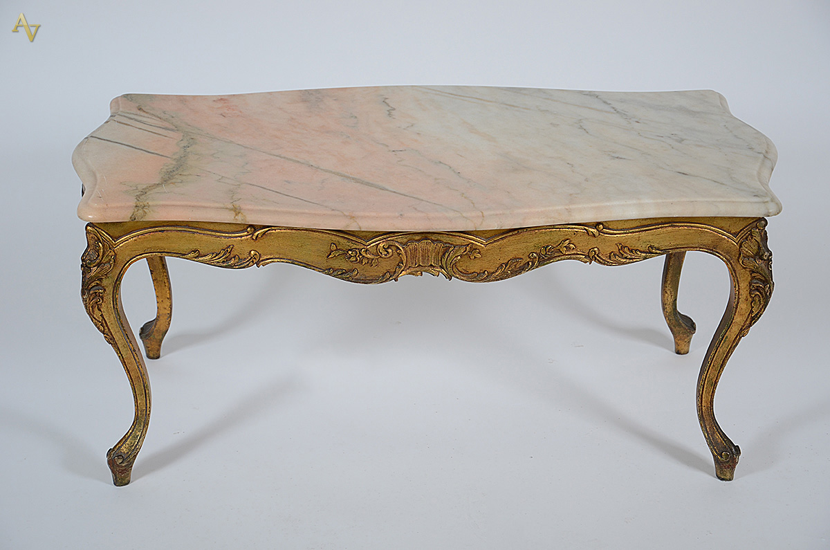 Mesa de centro estilo frances, de madeira dourada com tampo de... - foto 2 de 2