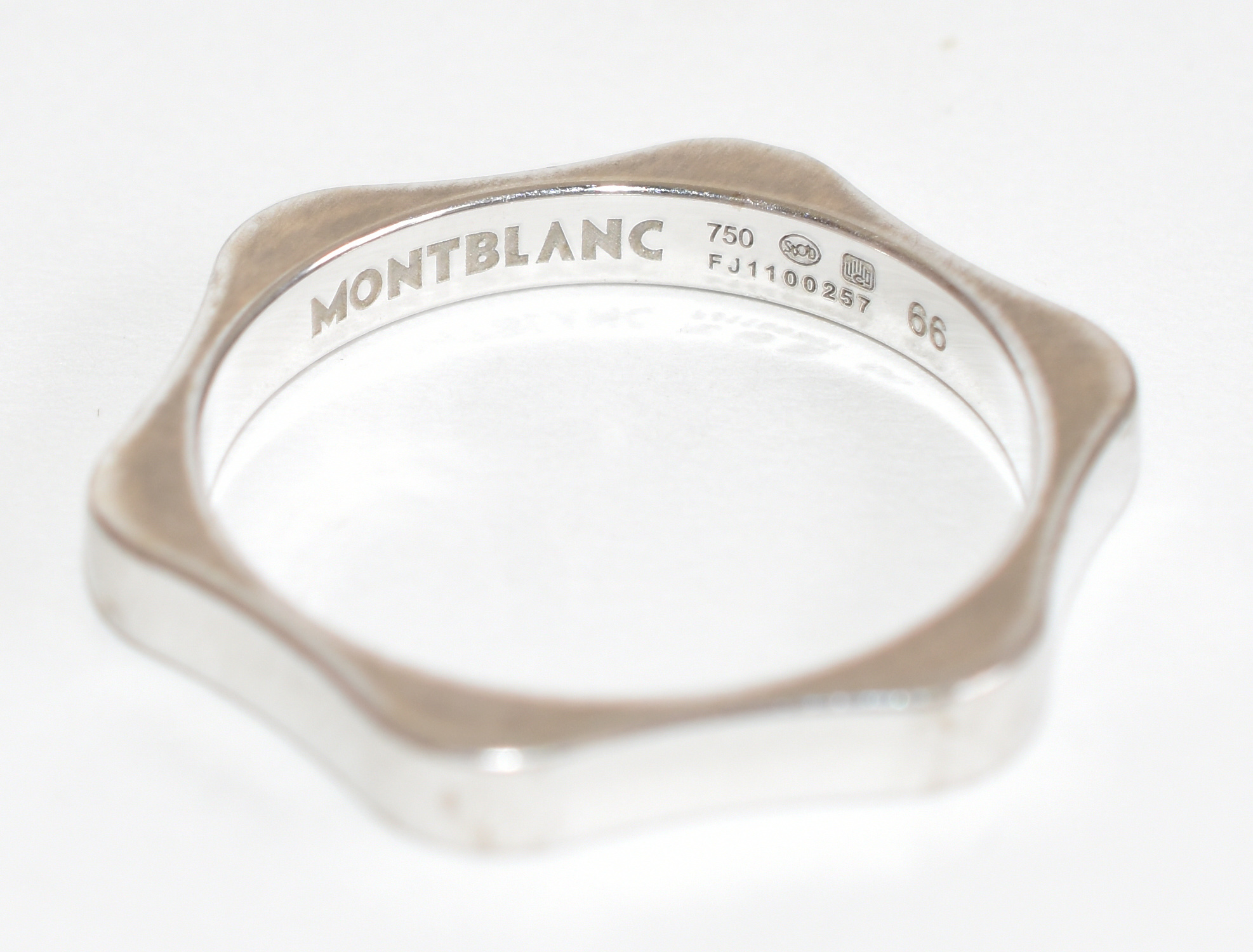 Aliança Montblanc de ouro branco 750. Aro 27,5. (Por questão de... - foto 2 de 3