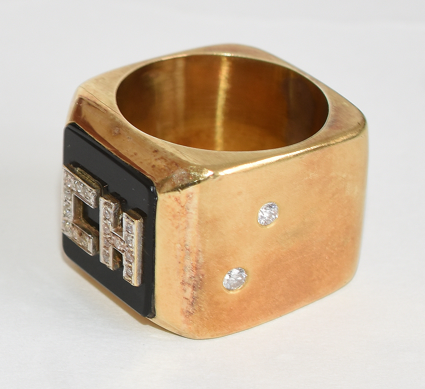 Anel de ouro 18 k, frente com ônix e letras "CH" com 42 pontos... - foto 2 de 4