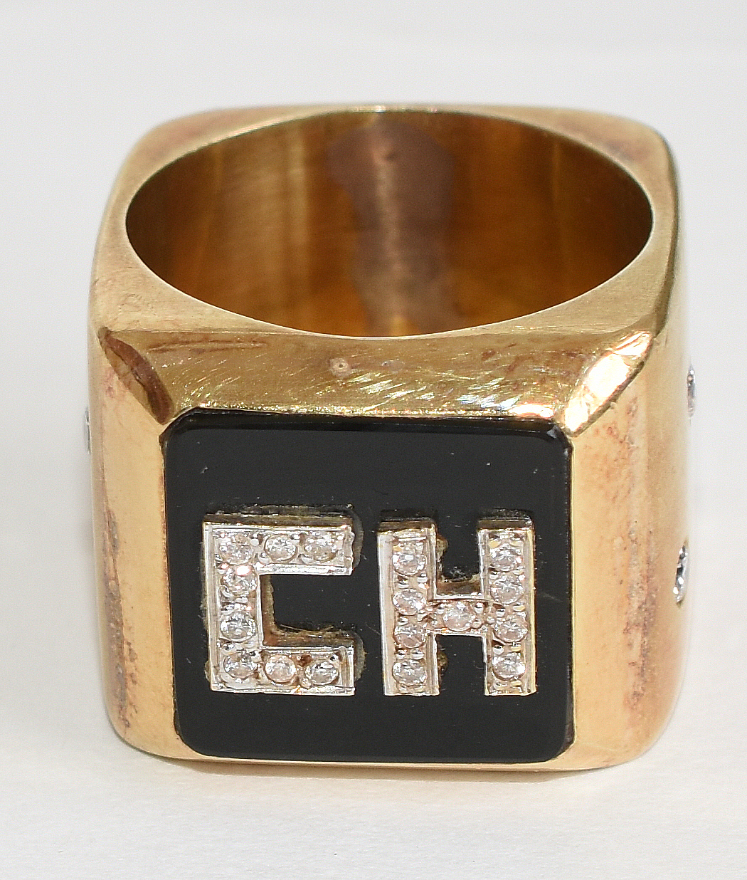 Anel de ouro 18 k, frente com ônix e letras "CH" com 42 pontos... - foto 1 de 4