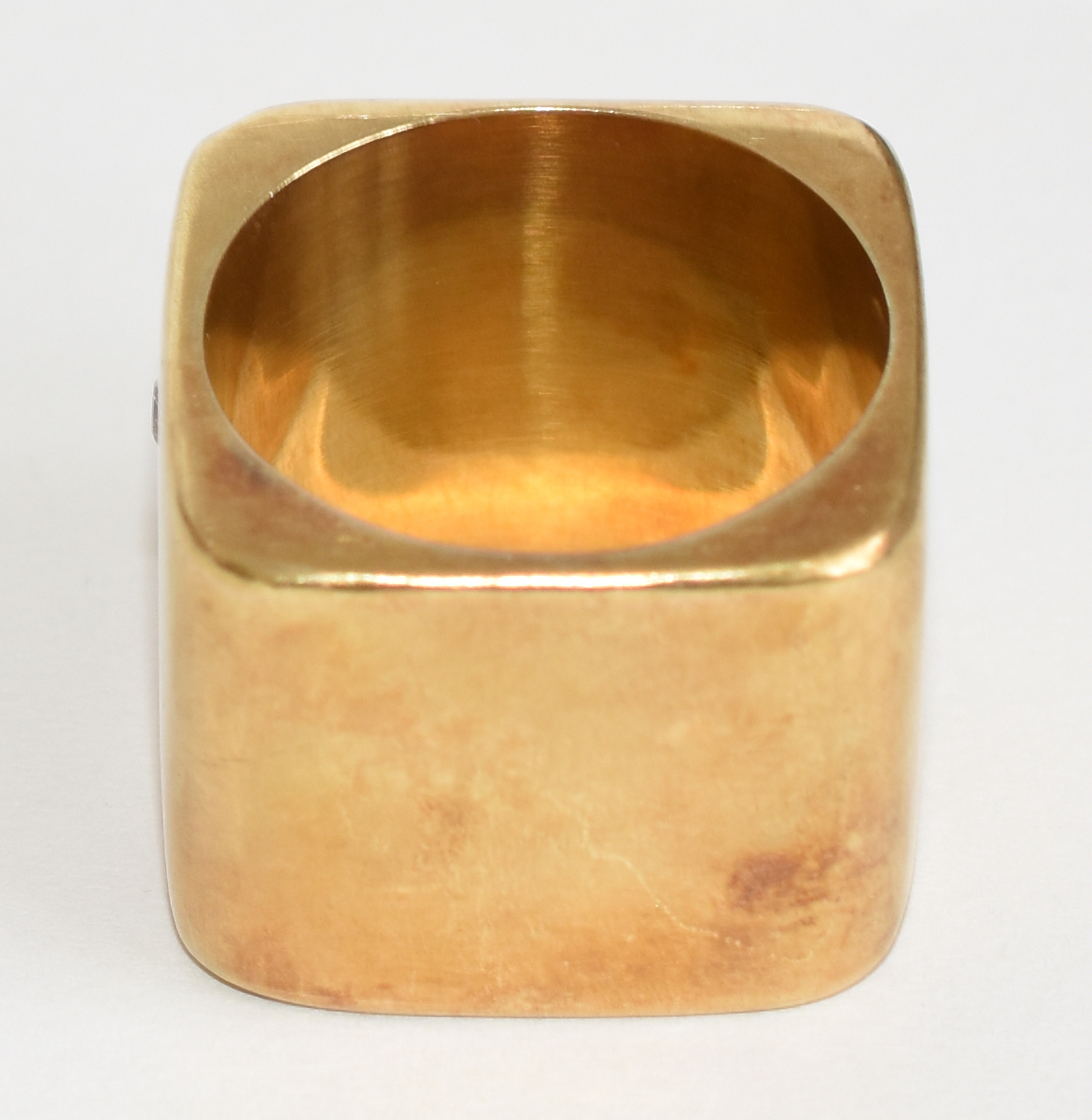 Anel de ouro 18 k, frente com ônix e letras "CH" com 42 pontos... - foto 4 de 4