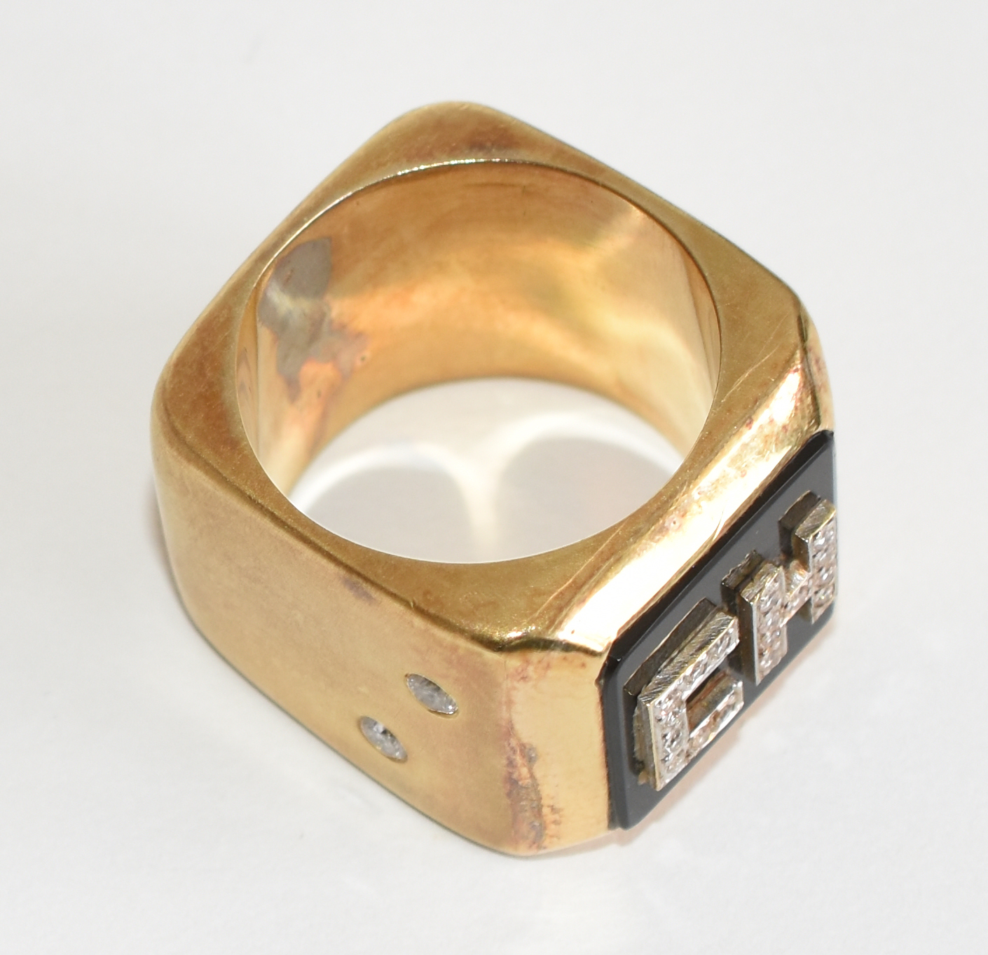 Anel de ouro 18 k, frente com ônix e letras "CH" com 42 pontos... - foto 3 de 4