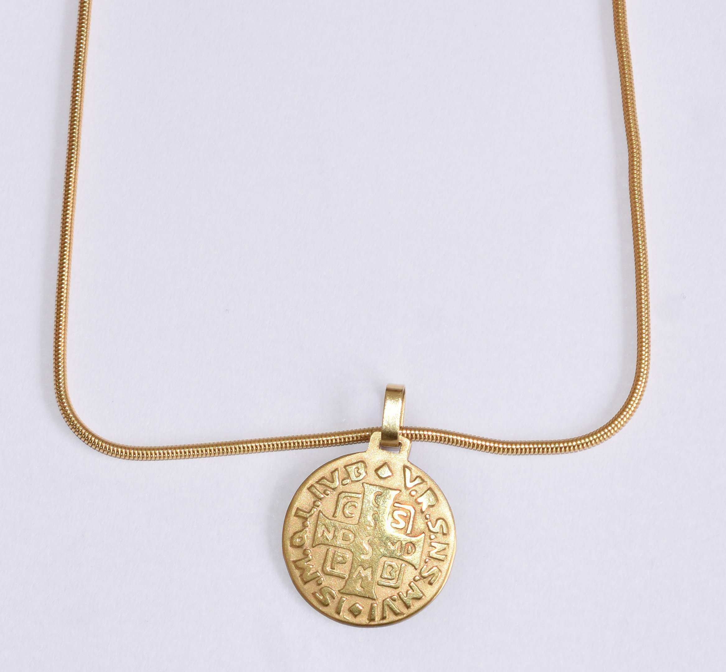 Cordão e pendente de ouro 750, medalha com inscrições em latim.(Por... - foto 1 de 5