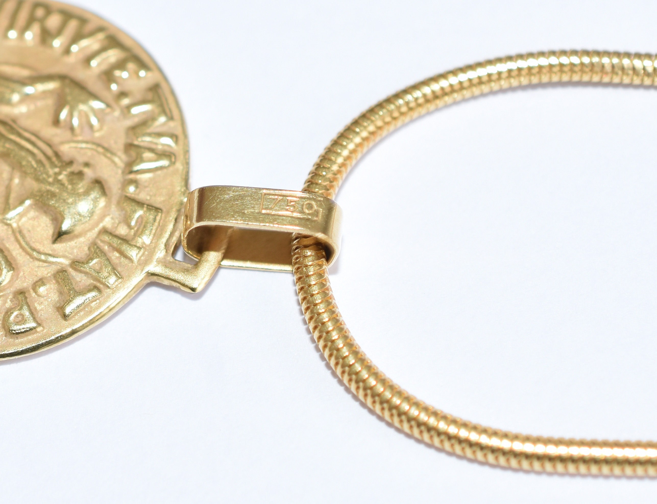 Cordão e pendente de ouro 750, medalha com inscrições em latim.(Por... - foto 4 de 5