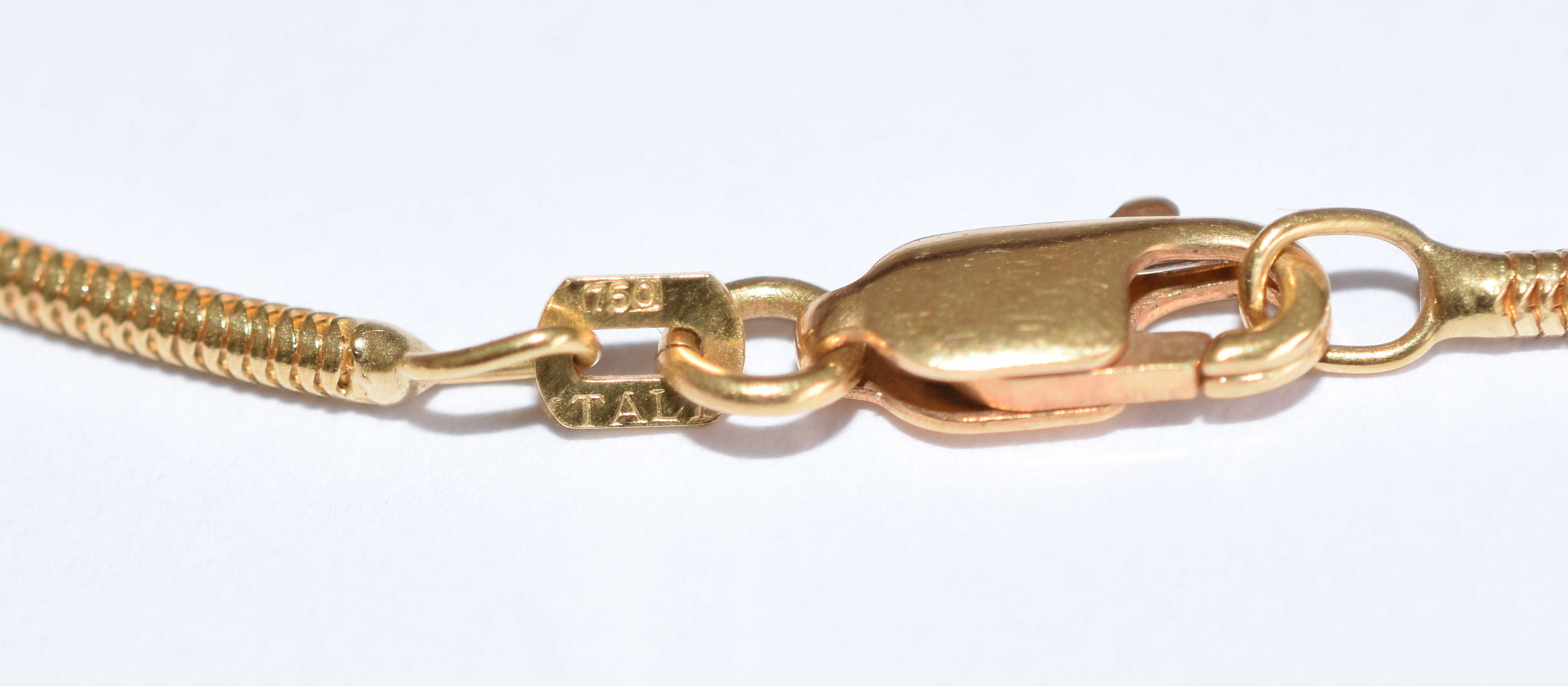 Cordão e pendente de ouro 750, medalha com inscrições em latim.(Por... - foto 5 de 5
