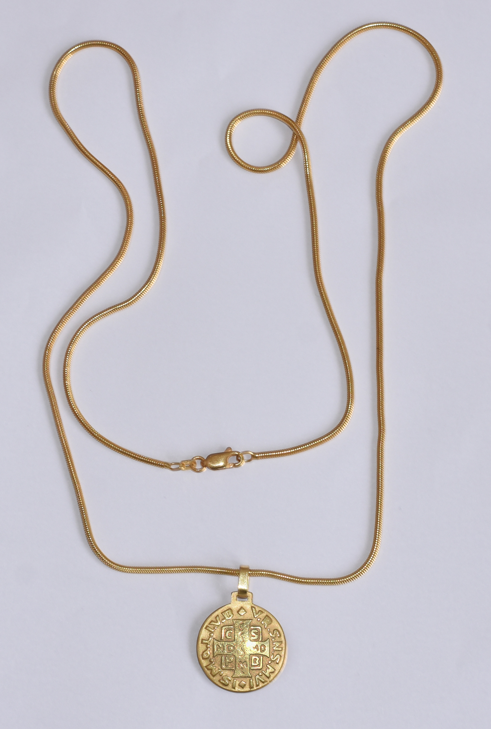 Cordão e pendente de ouro 750, medalha com inscrições em latim.(Por... - foto 2 de 5