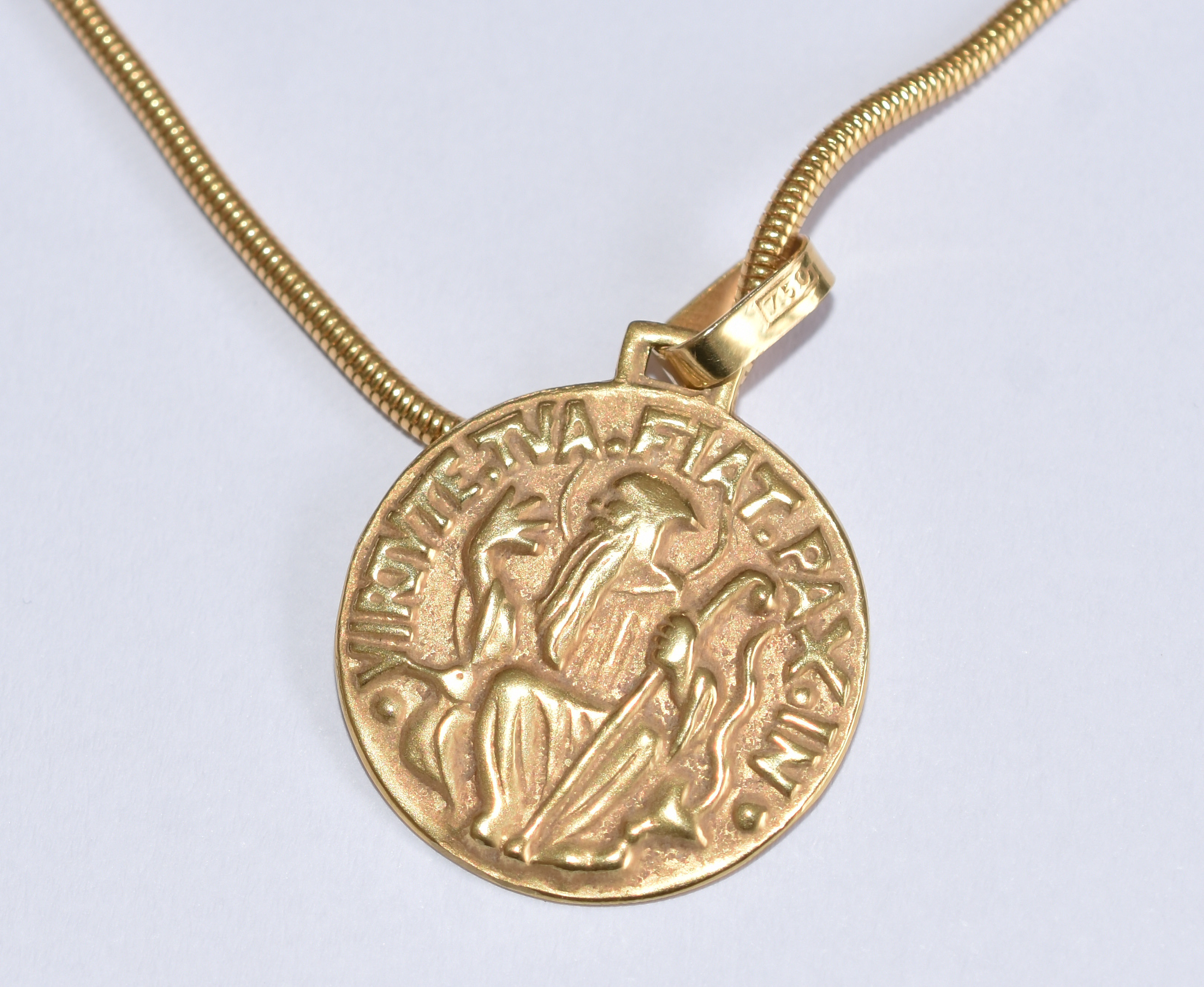Cordão e pendente de ouro 750, medalha com inscrições em latim.(Por... - foto 3 de 5