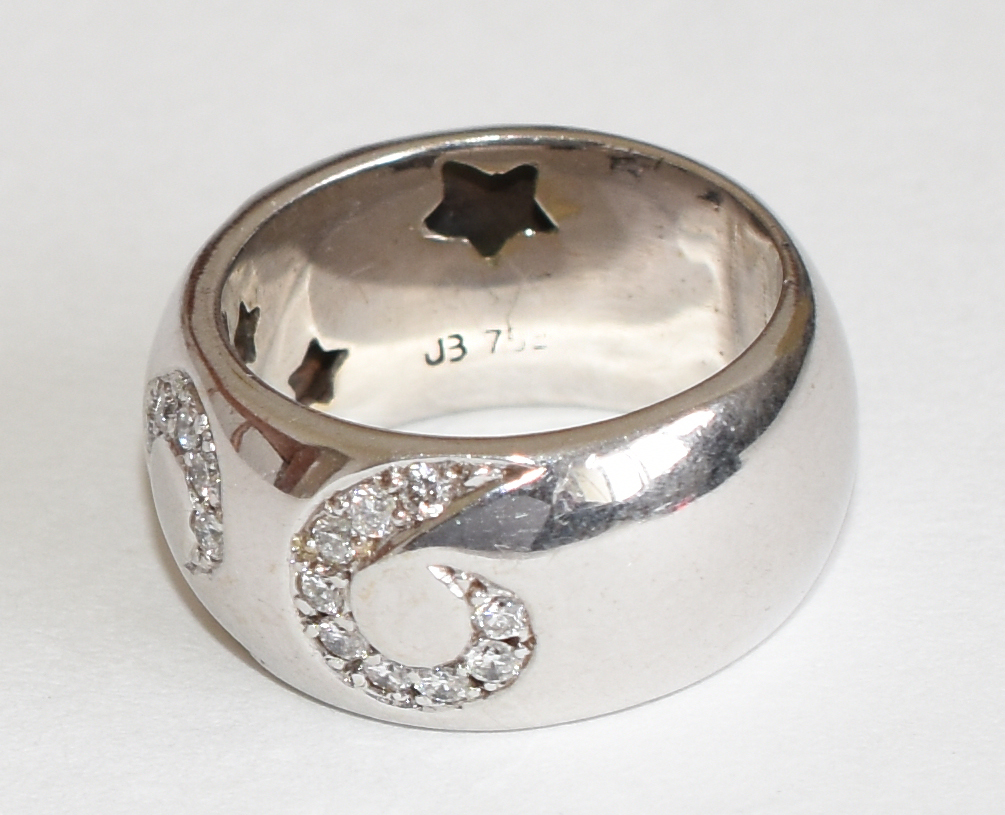 Anel de ouro branco 18 k com aproximadamente 0,5 ct de brilhantes... - foto 2 de 4