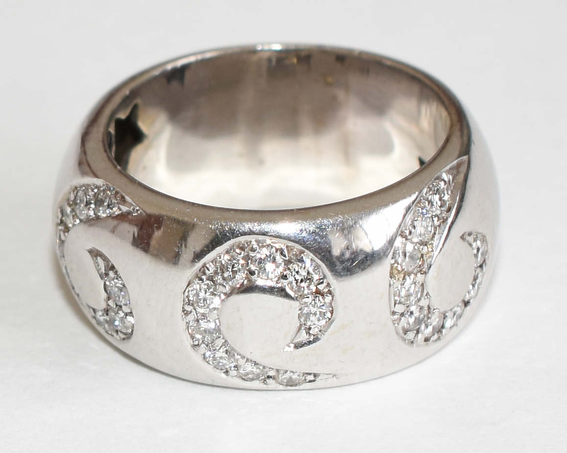 Anel de ouro branco 18 k com aproximadamente 0,5 ct de brilhantes... - foto 1 de 4