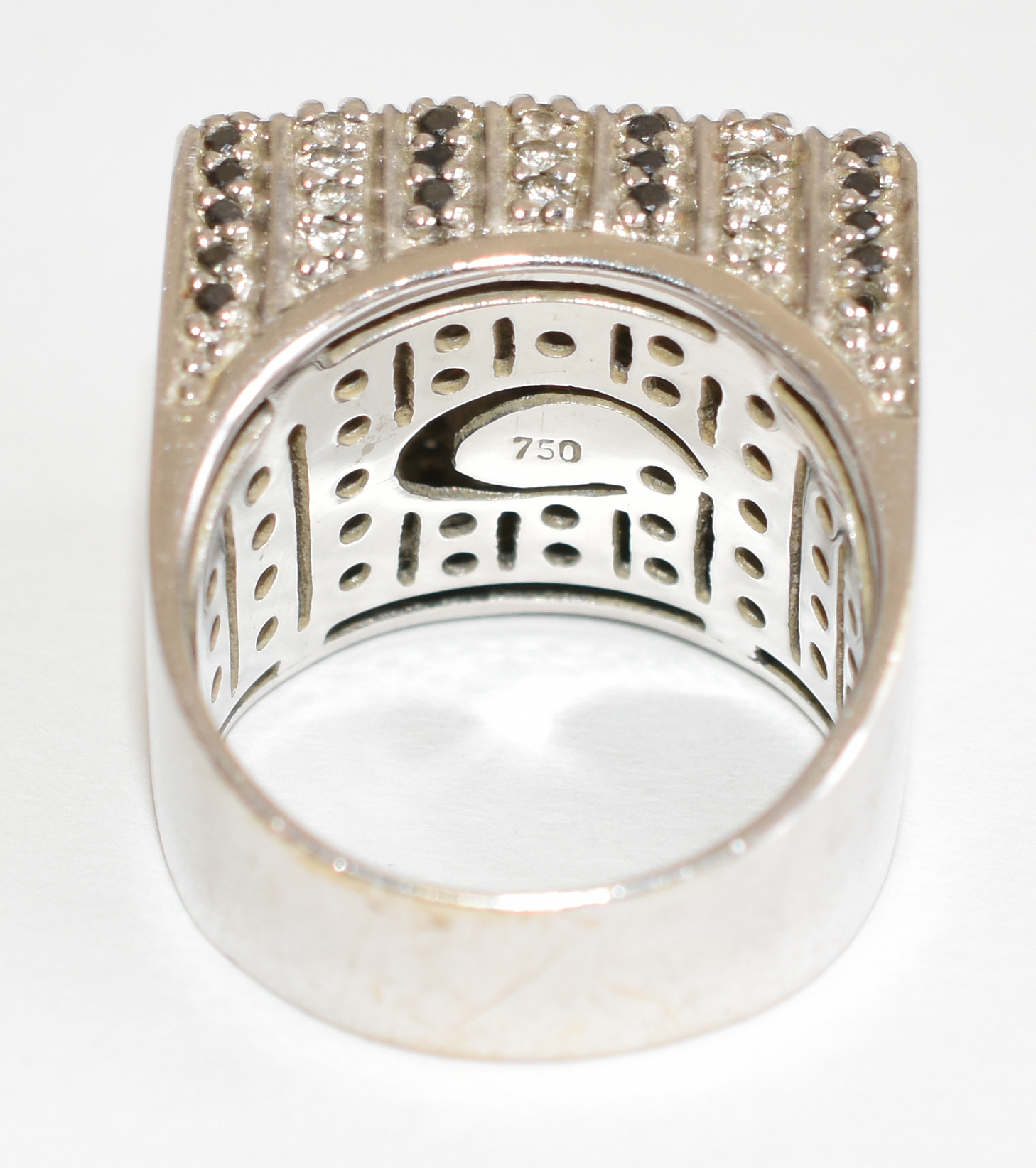 Anel de ouro branco 750 com 70 pontos aproximadamente de brilhantes... - foto 3 de 3