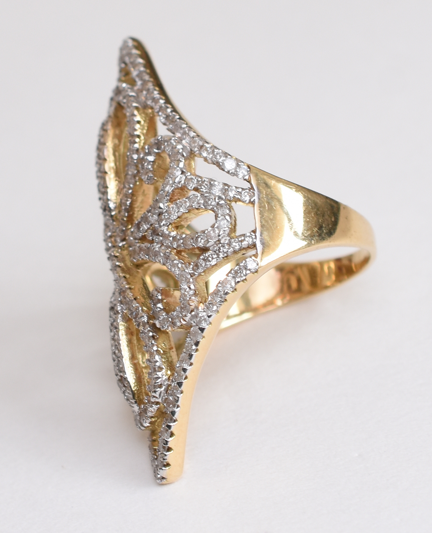 Anel de ouro 18 k com guirlanda tipo flor e aproximadamente 1,5 ct... - foto 2 de 3