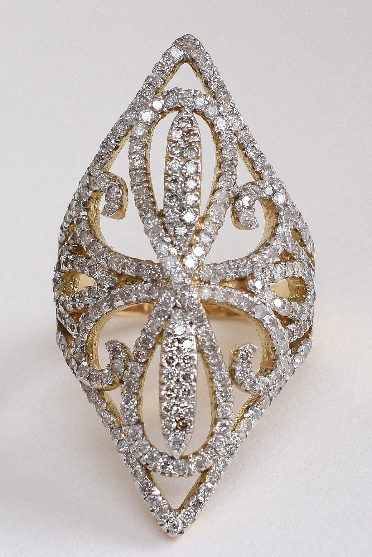 Anel de ouro 18 k com guirlanda tipo flor e aproximadamente 1,5 ct... - foto 1 de 3