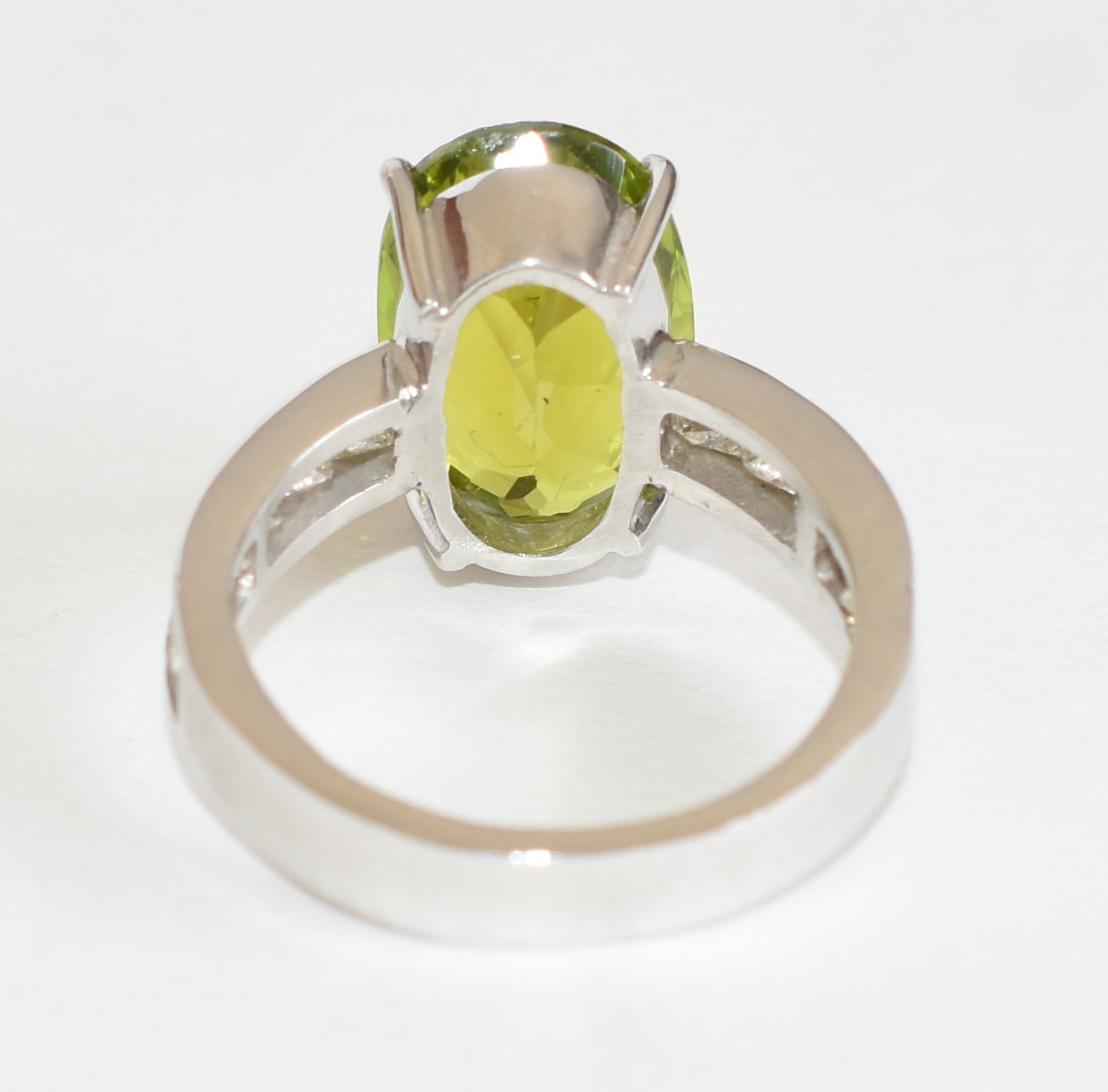Anel de ouro branco com pedra peridoto de 7,30 ct. e aproximadamente... - foto 3 de 3