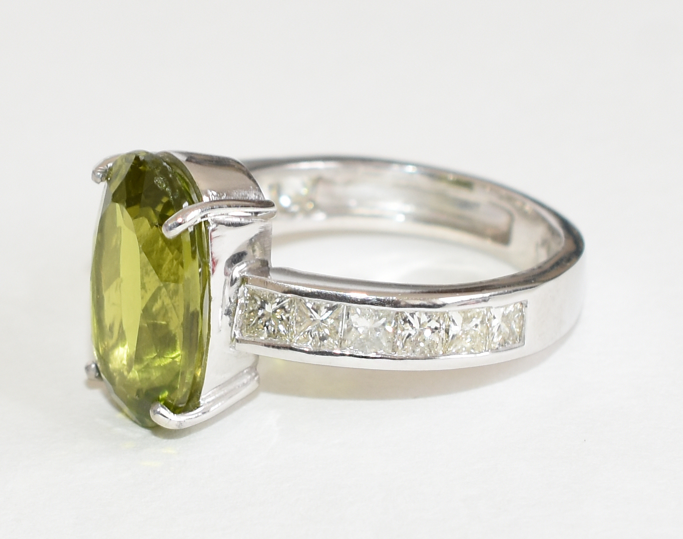 Anel de ouro branco com pedra peridoto de 7,30 ct. e aproximadamente... - foto 2 de 3