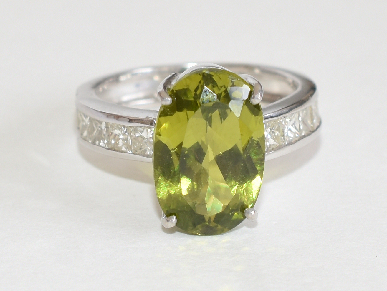 Anel de ouro branco com pedra peridoto de 7,30 ct. e aproximadamente... - foto 1 de 3