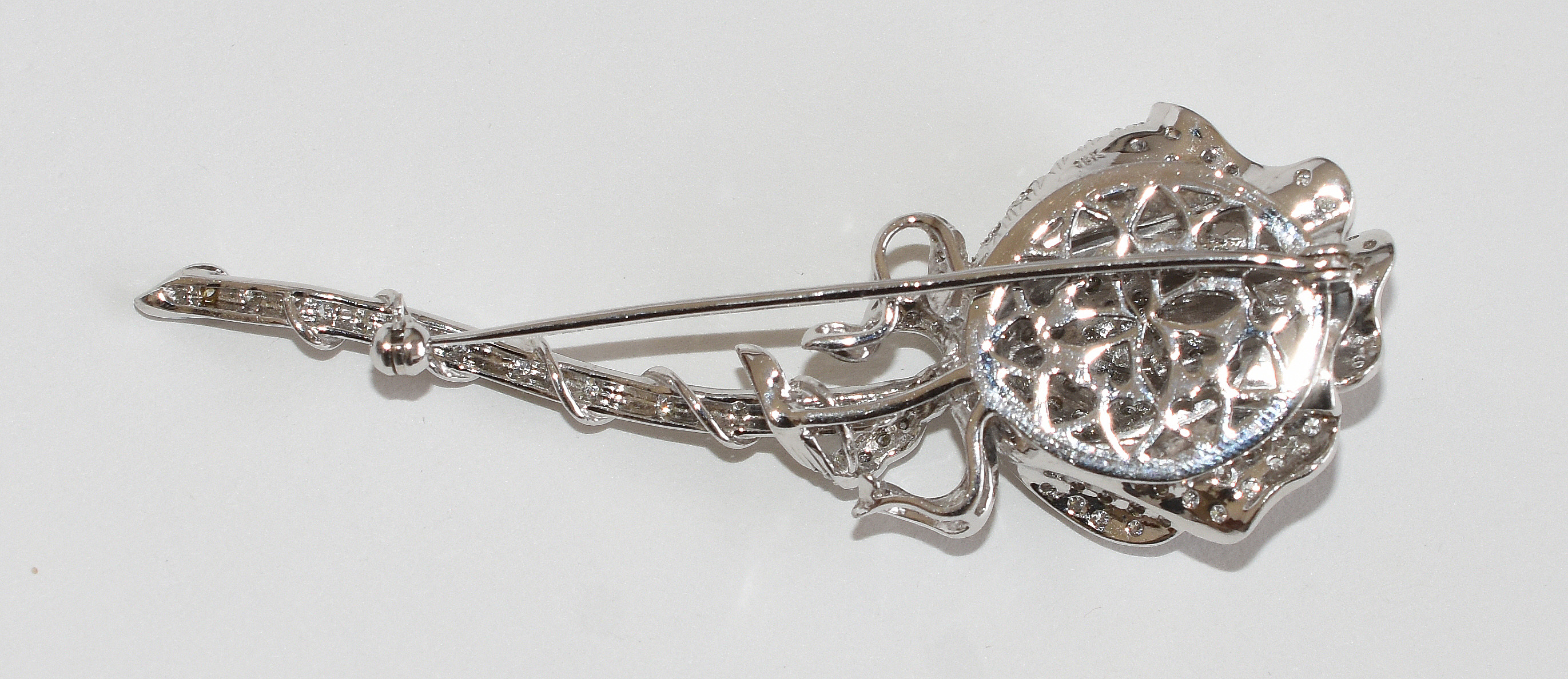 Broche feitio de flor em ouro branco com aproximadamente 4 cts de... - foto 3 de 3