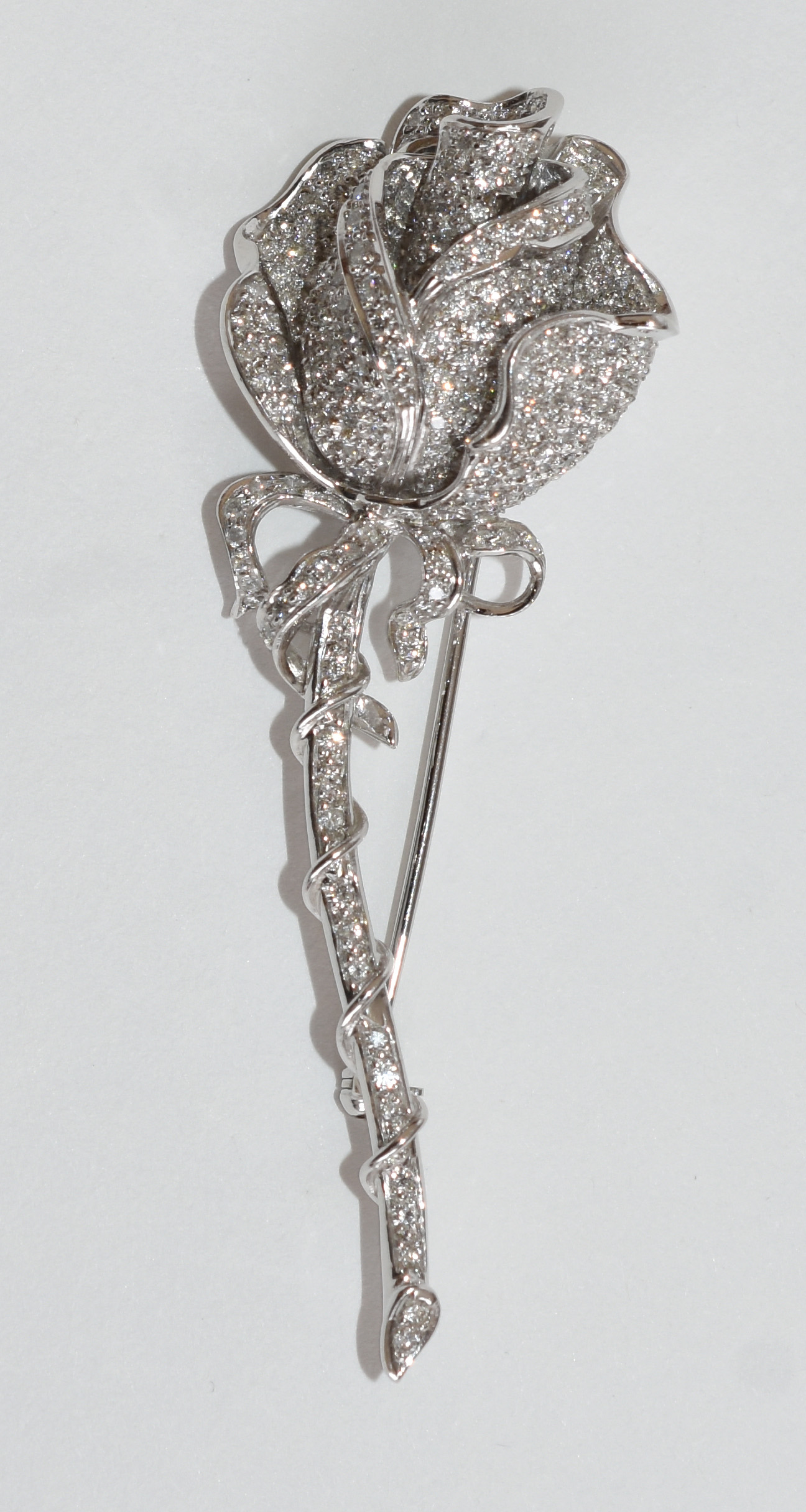Broche feitio de flor em ouro branco com aproximadamente 4 cts de... - foto 2 de 3