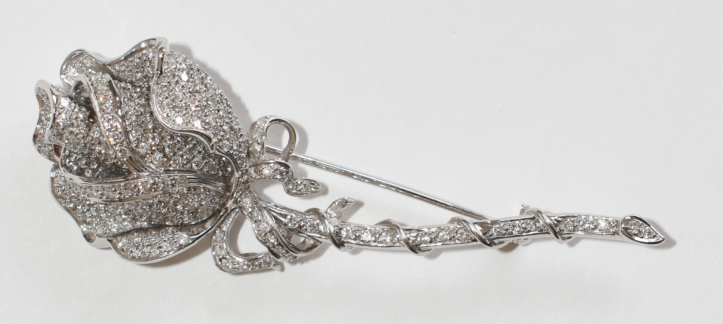Broche feitio de flor em ouro branco com aproximadamente 4 cts de... - foto 1 de 3