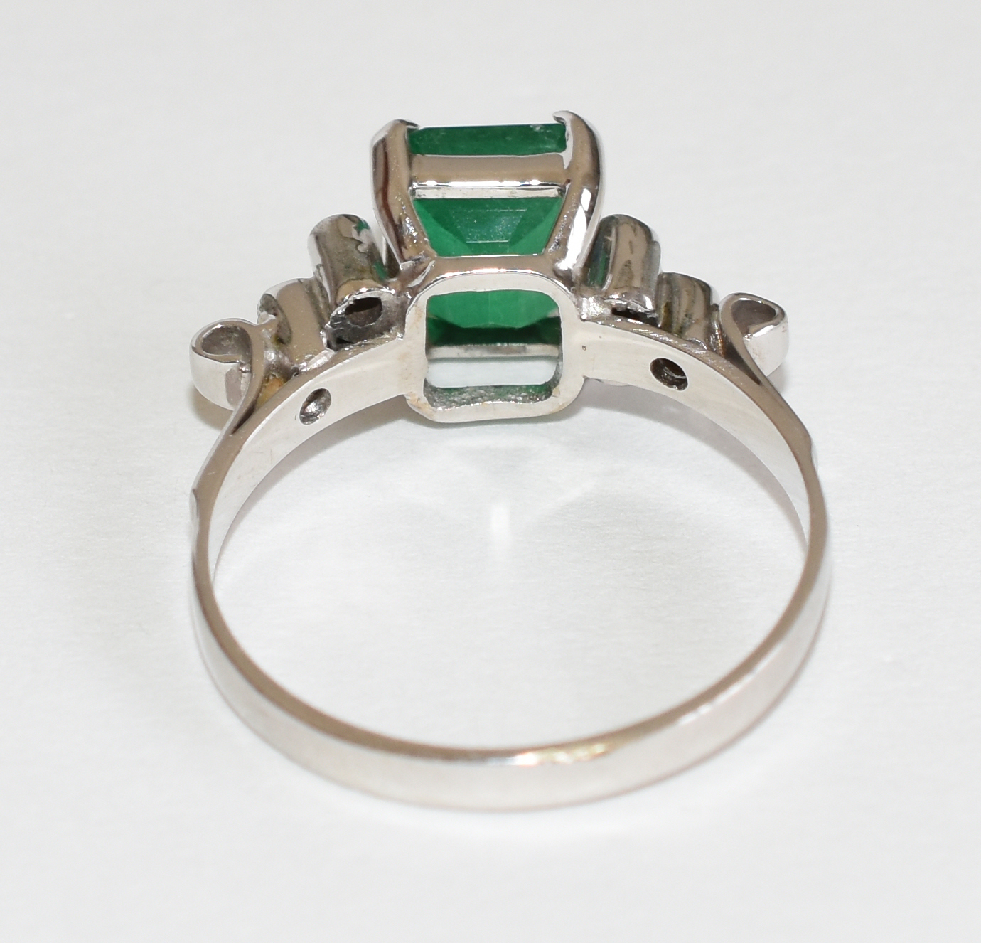 Anel de ouro branco e esmeralda com aproximadamente 1,5 cts e 16... - foto 3 de 3