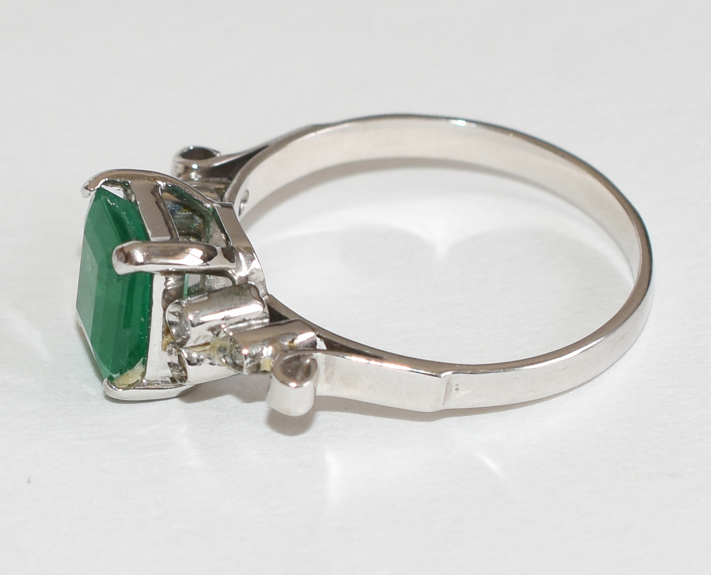Anel de ouro branco e esmeralda com aproximadamente 1,5 cts e 16... - foto 2 de 3