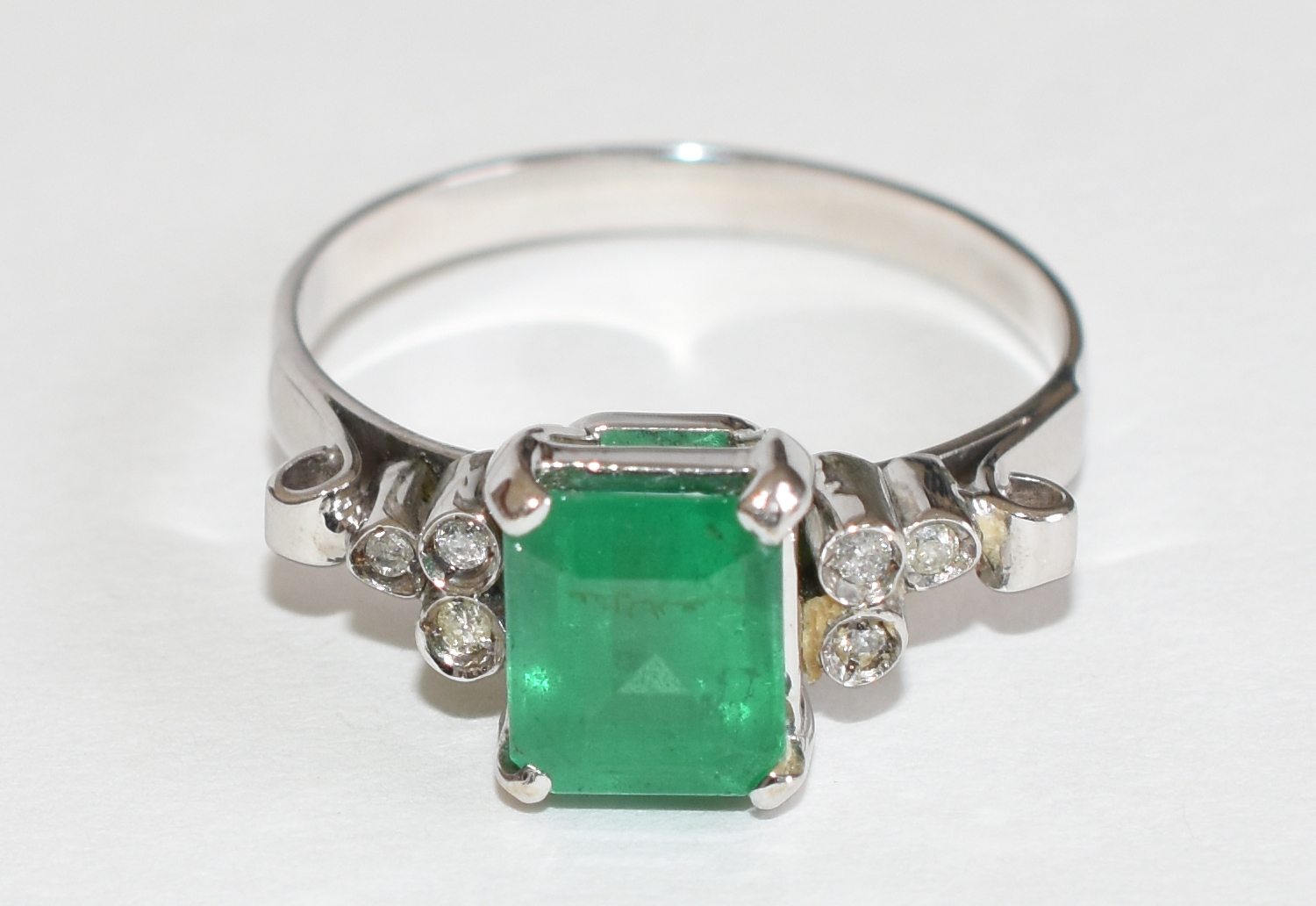 Anel de ouro branco e esmeralda com aproximadamente 1,5 cts e 16... - foto 1 de 3