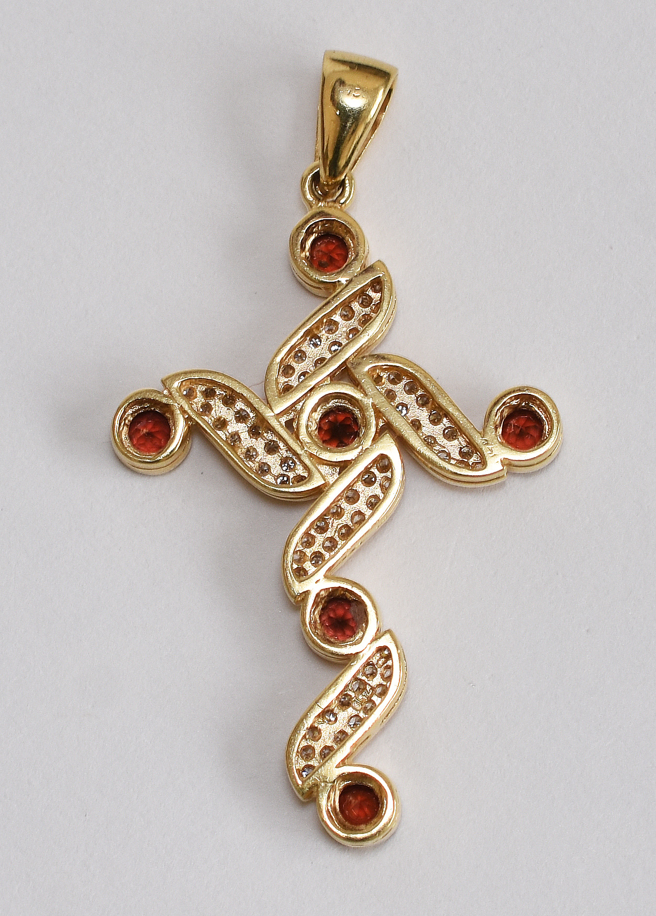 Pingente feitio cruz de ouro 18 k com aproximadamente 50 pontos de... - foto 2 de 2