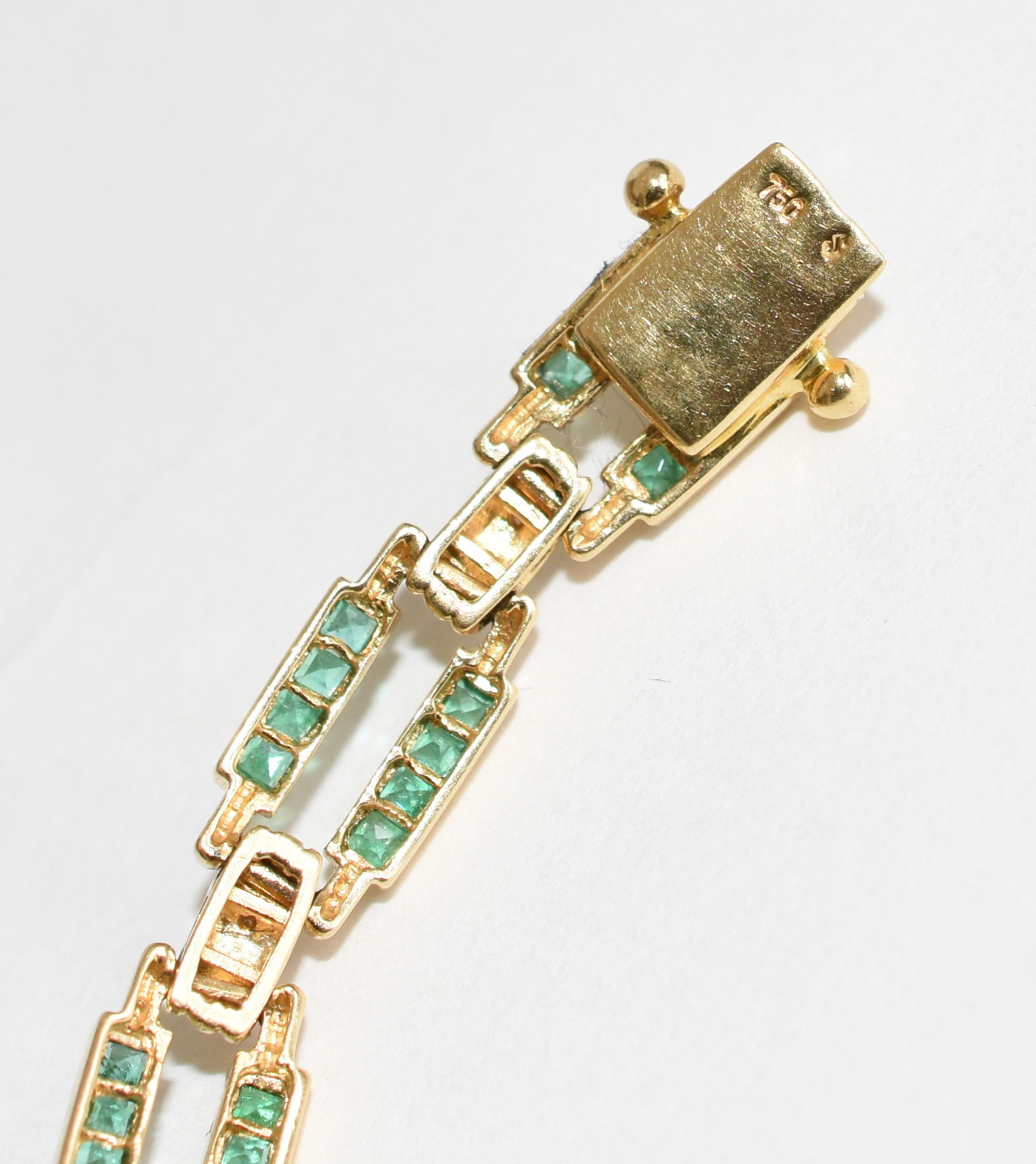 Pulseira de ouro 750 com esmeraldas e brilhantes. (Por questão de... - foto 3 de 4