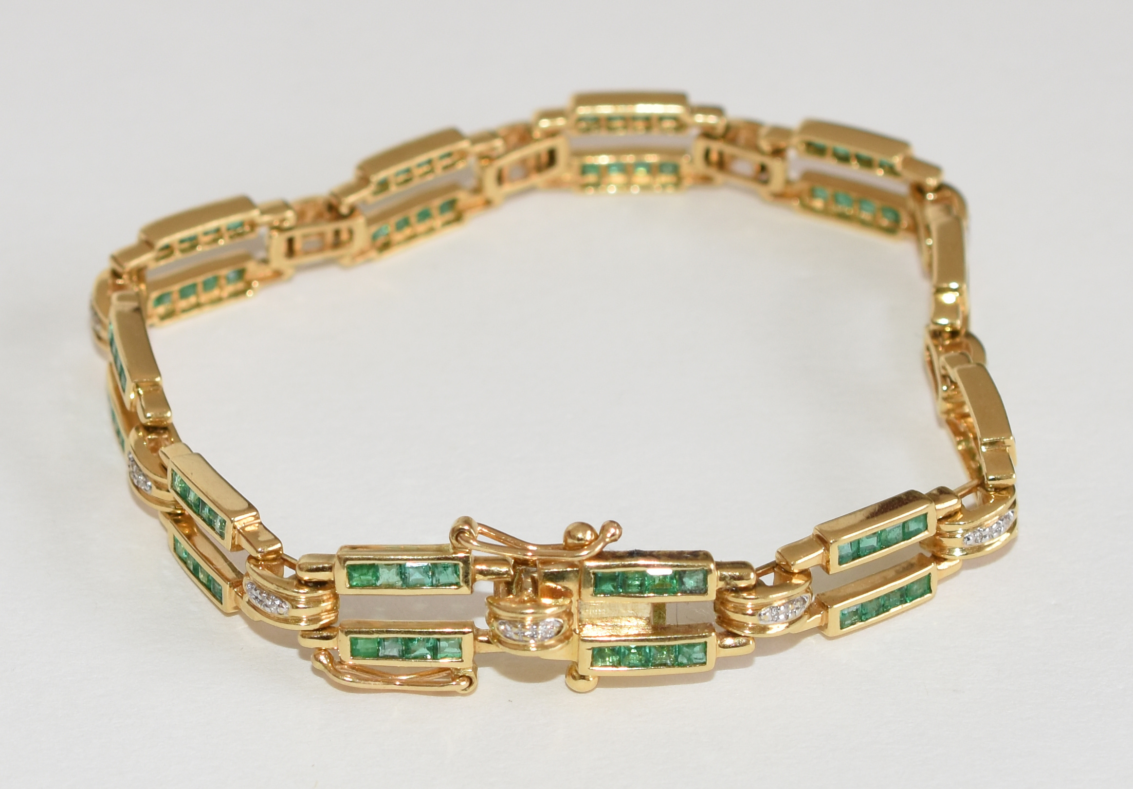 Pulseira de ouro 750 com esmeraldas e brilhantes. (Por questão de... - foto 1 de 4