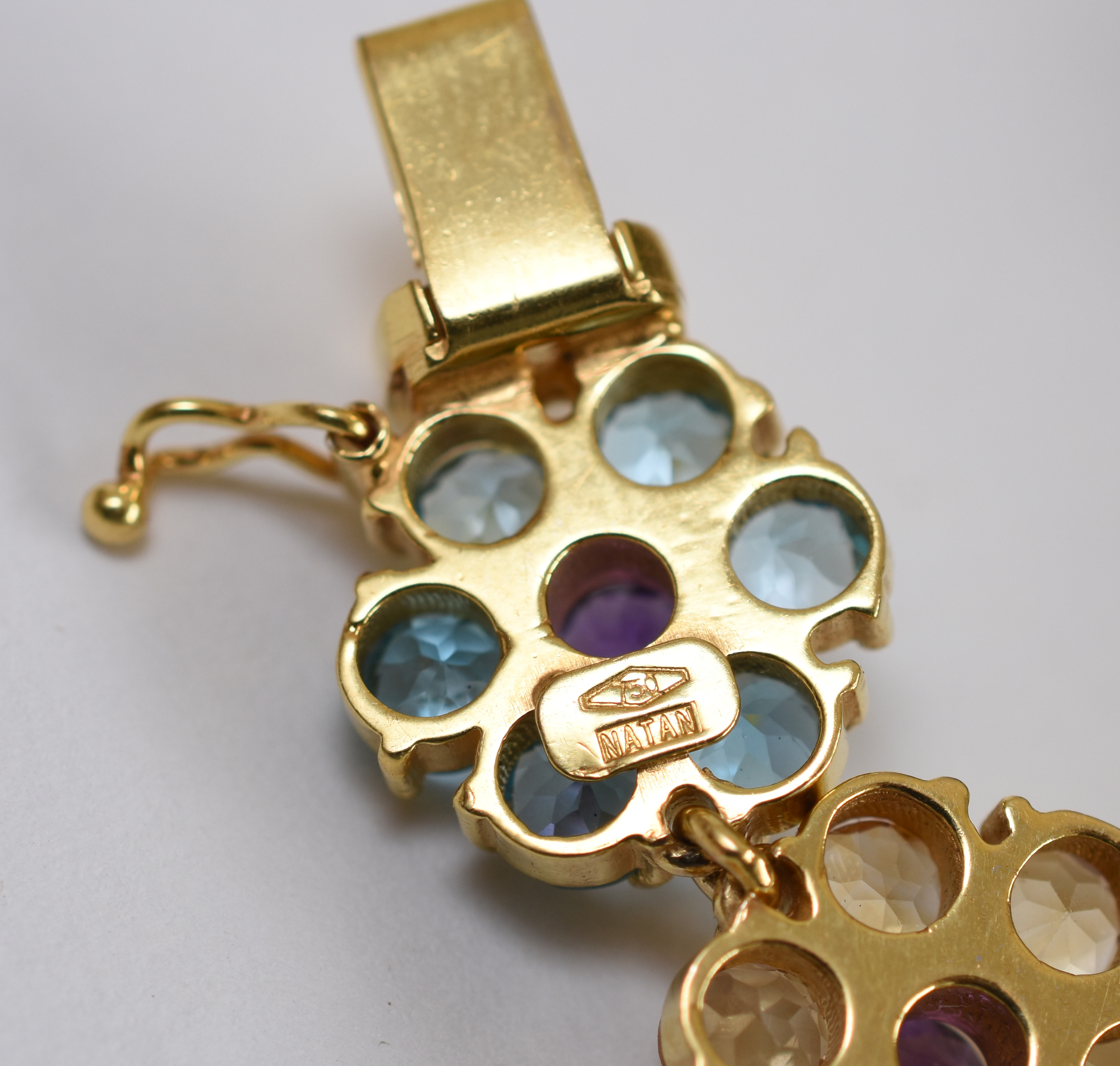 Pulseira Natan de ouro 750 com flores de pedras brasileiras. (Por... - foto 4 de 4