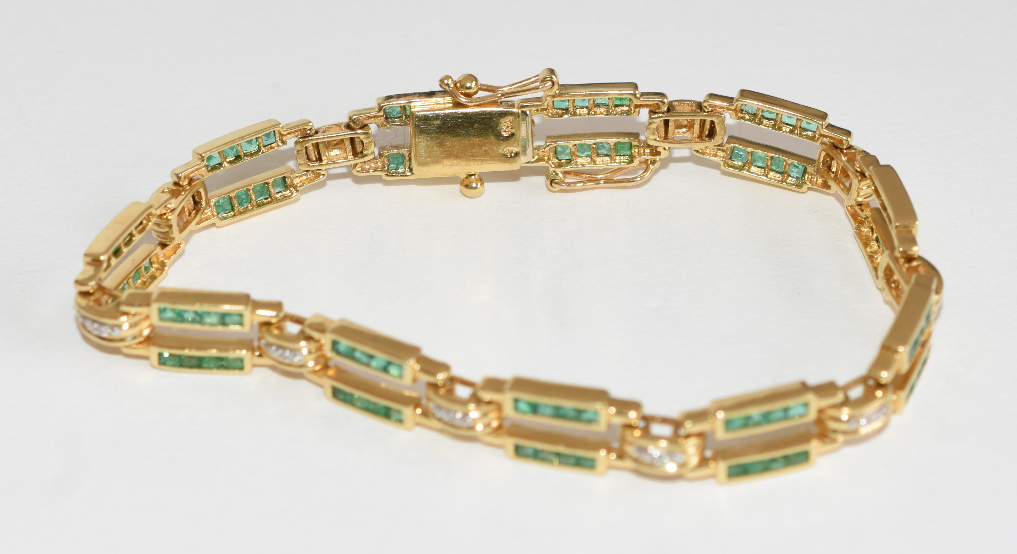 Pulseira de ouro 750 com esmeraldas e brilhantes. (Por questão de... - foto 2 de 4
