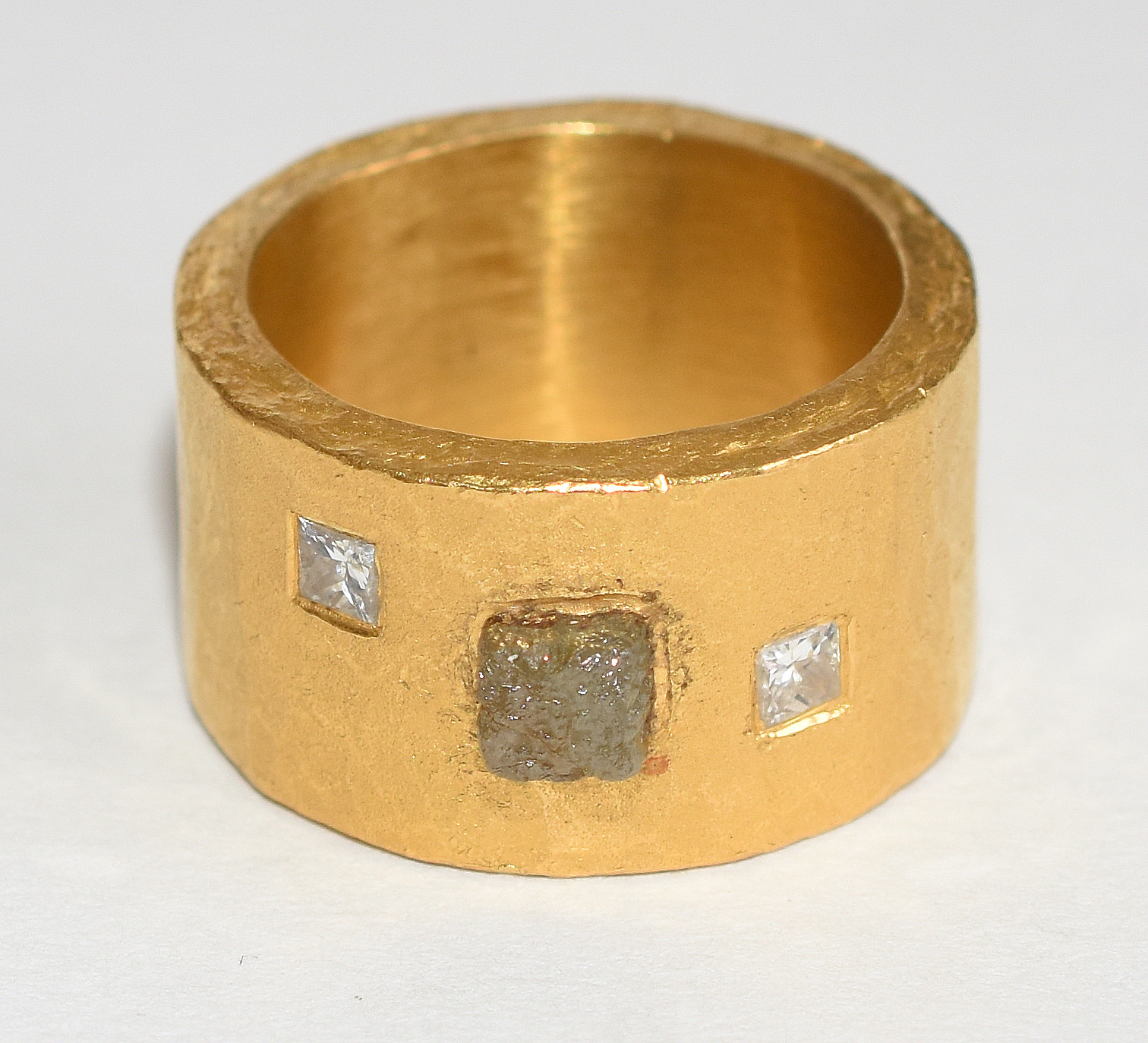 Anel de ouro fino com aproximadamente 20 pontos de brilhantes... - foto 1 de 5