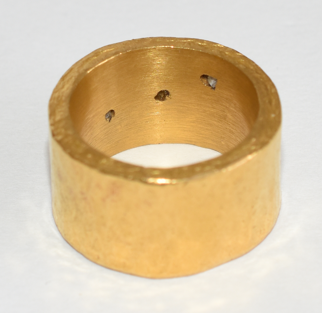 Anel de ouro fino com aproximadamente 20 pontos de brilhantes... - foto 3 de 5