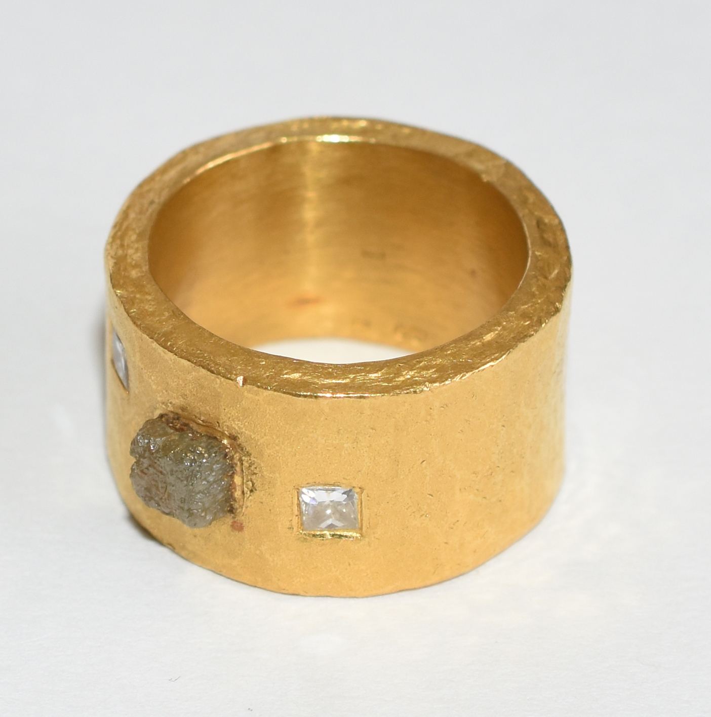 Anel de ouro fino com aproximadamente 20 pontos de brilhantes... - foto 2 de 5