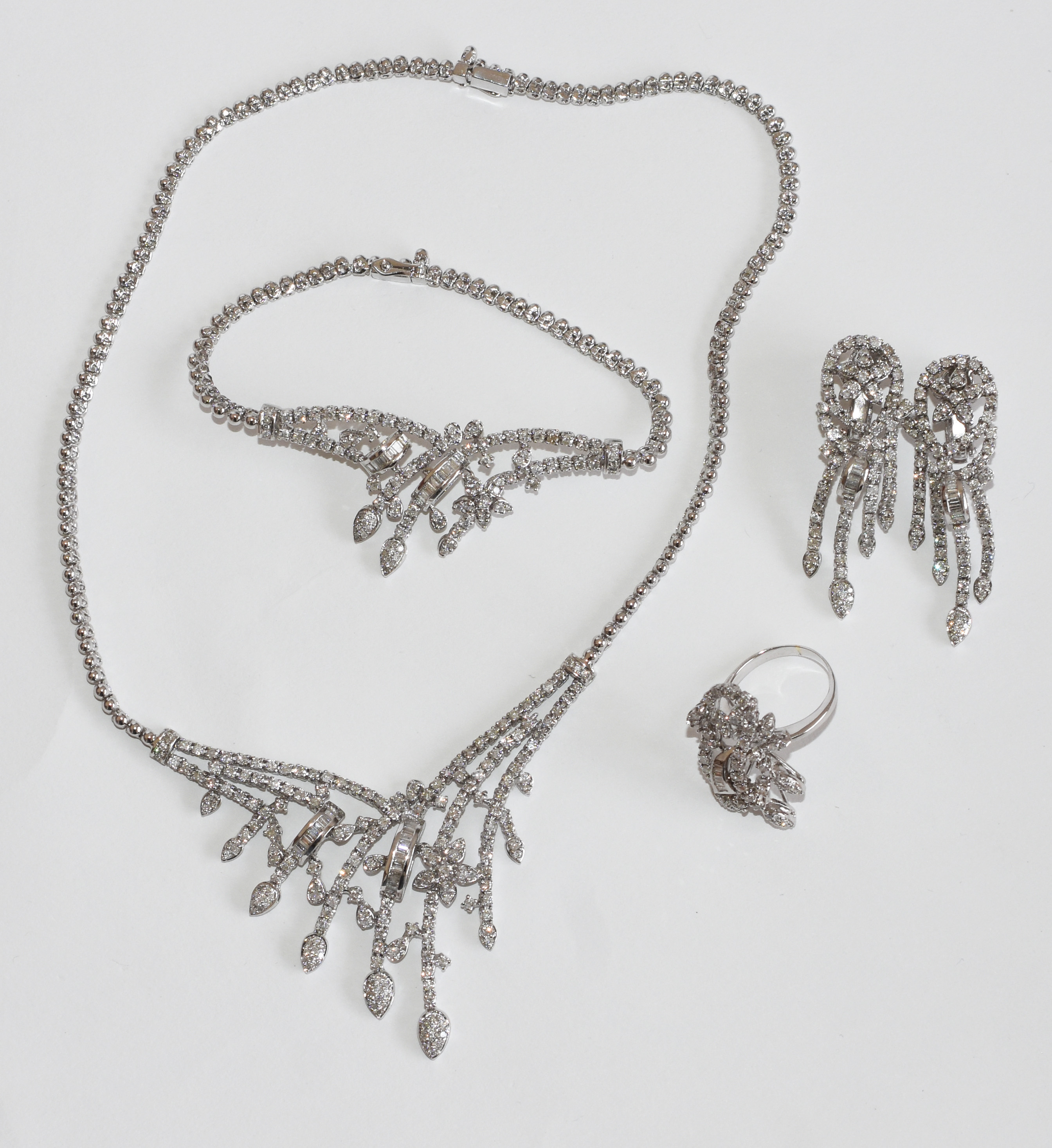 Conjunto de gargantilha , brinco, pulseira e anel de ouro branco 750... - foto 1 de 5
