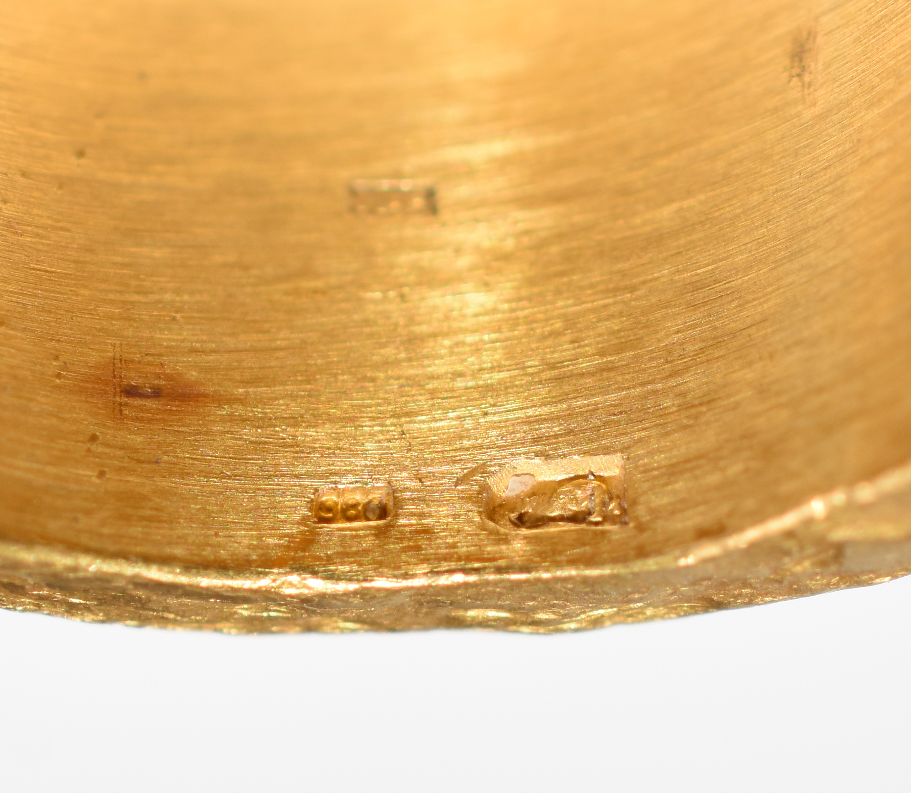 Anel de ouro fino com aproximadamente 20 pontos de brilhantes... - foto 5 de 5