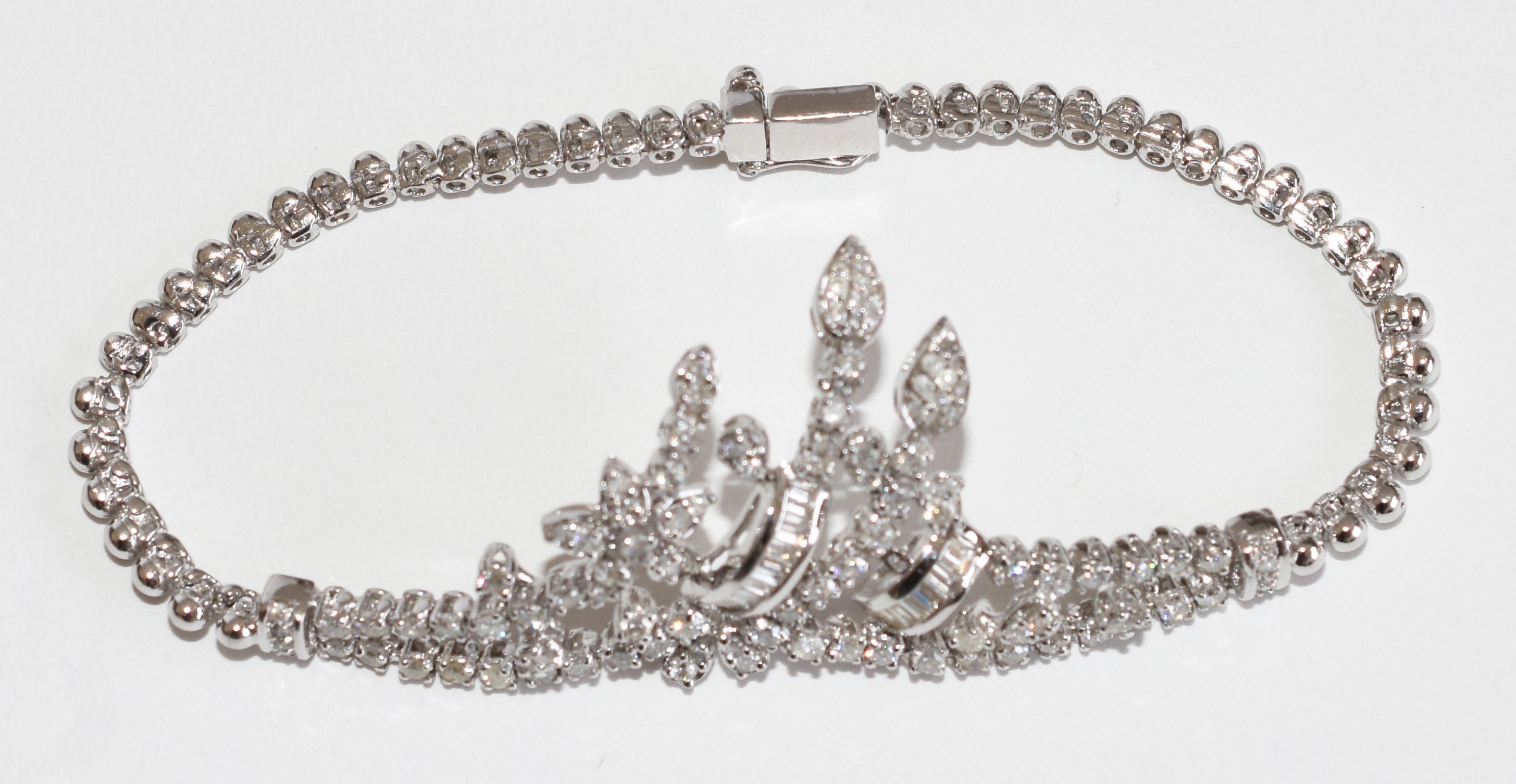 Conjunto de gargantilha , brinco, pulseira e anel de ouro branco 750... - foto 3 de 5