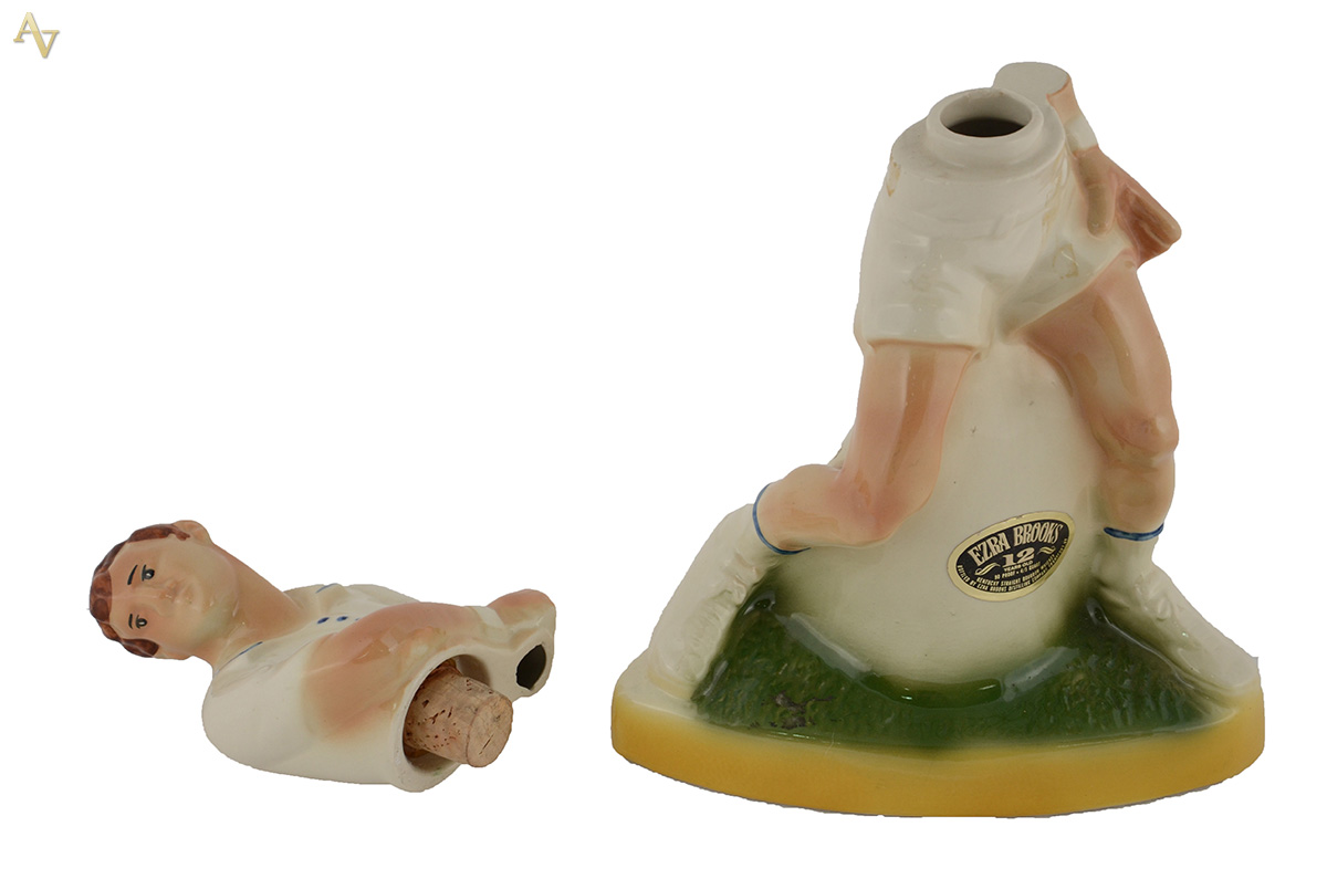 Garrafa decanter de porcelana representando tenista. Altura 37,5 cm... - foto 2 de 4