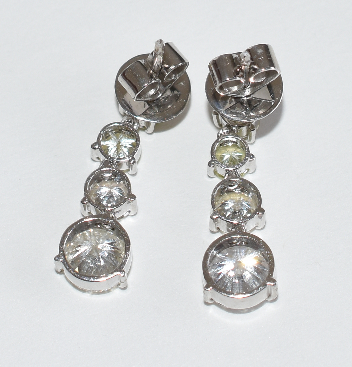 Brincos de ouro branco com aproximadamente 3 cts de brilhantes. (Por... - foto 3 de 3