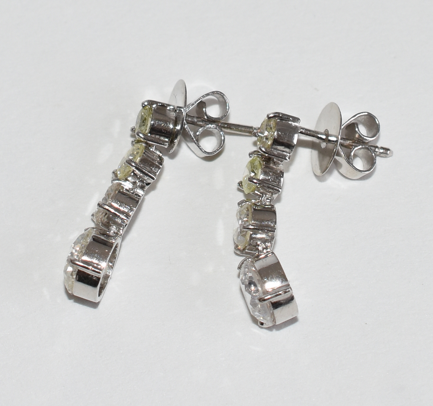 Brincos de ouro branco com aproximadamente 3 cts de brilhantes. (Por... - foto 2 de 3