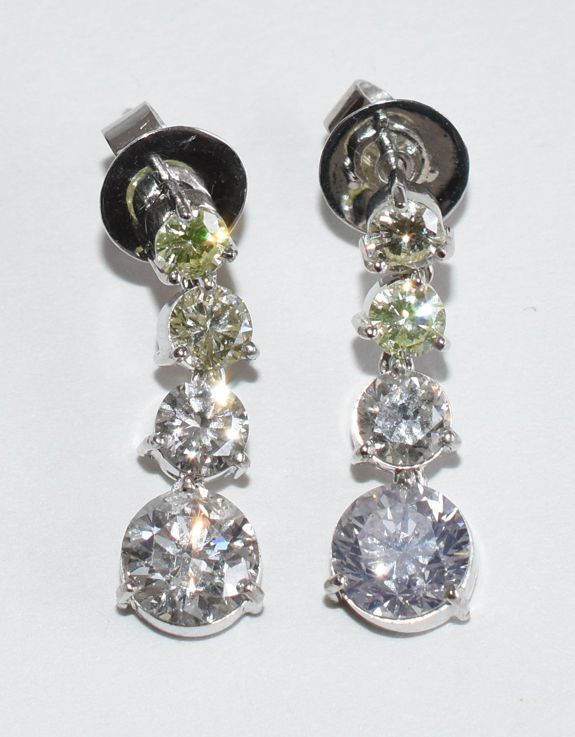 Brincos de ouro branco com aproximadamente 3 cts de brilhantes. (Por... - foto 1 de 3