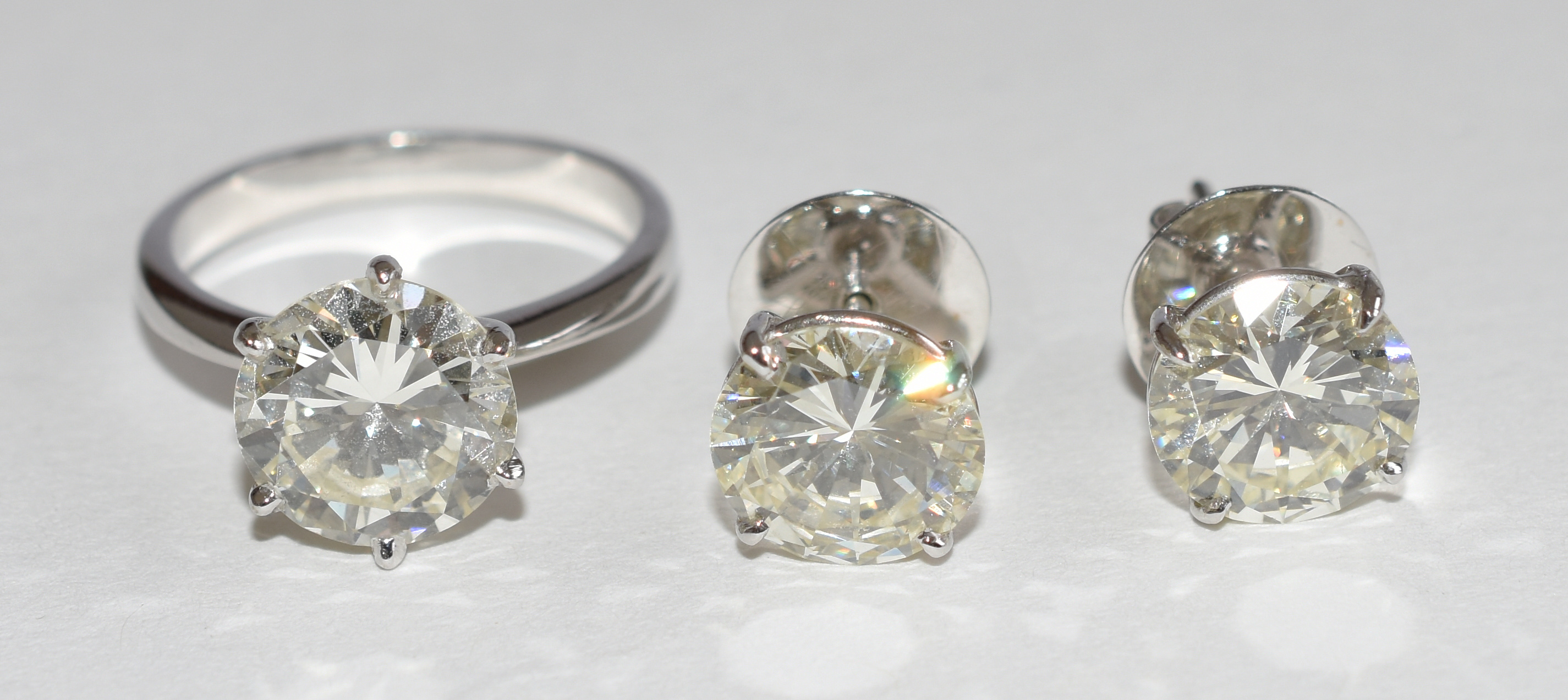 Conjunto de ouro branco composto de anel Solitário com 3,33 cts, cor... - foto 1 de 4