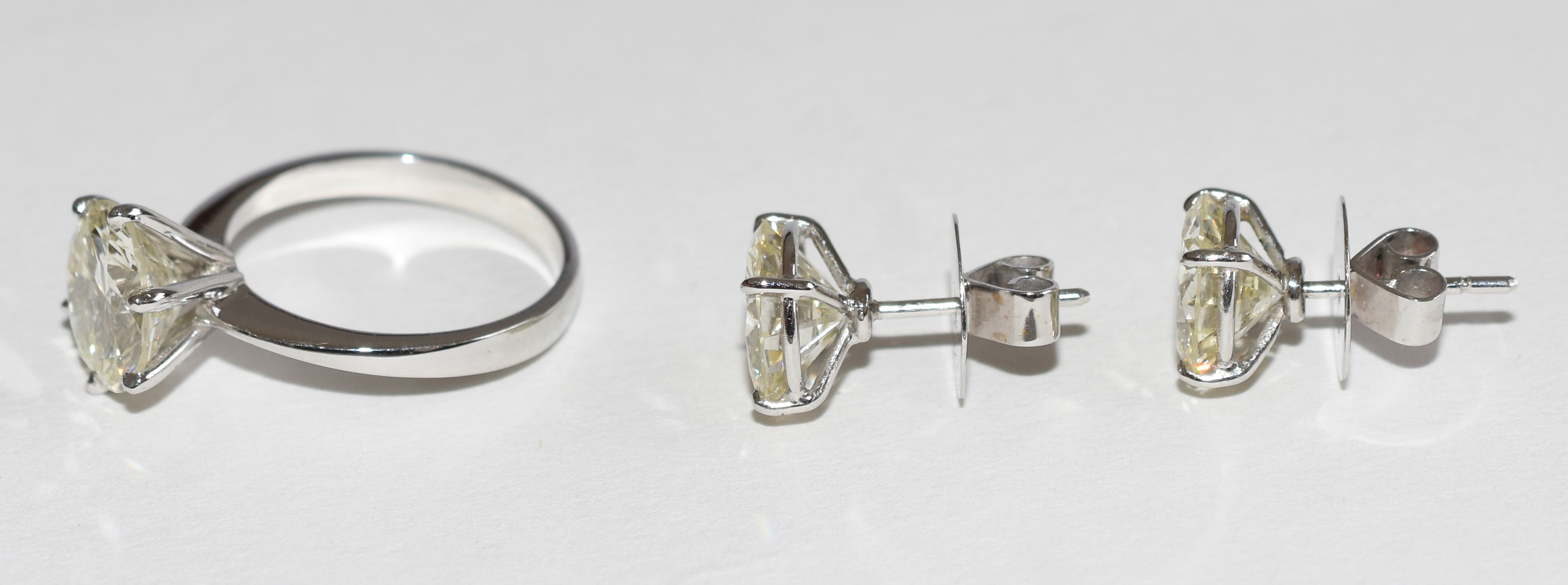 Conjunto de ouro branco composto de anel Solitário com 3,33 cts, cor... - foto 2 de 4