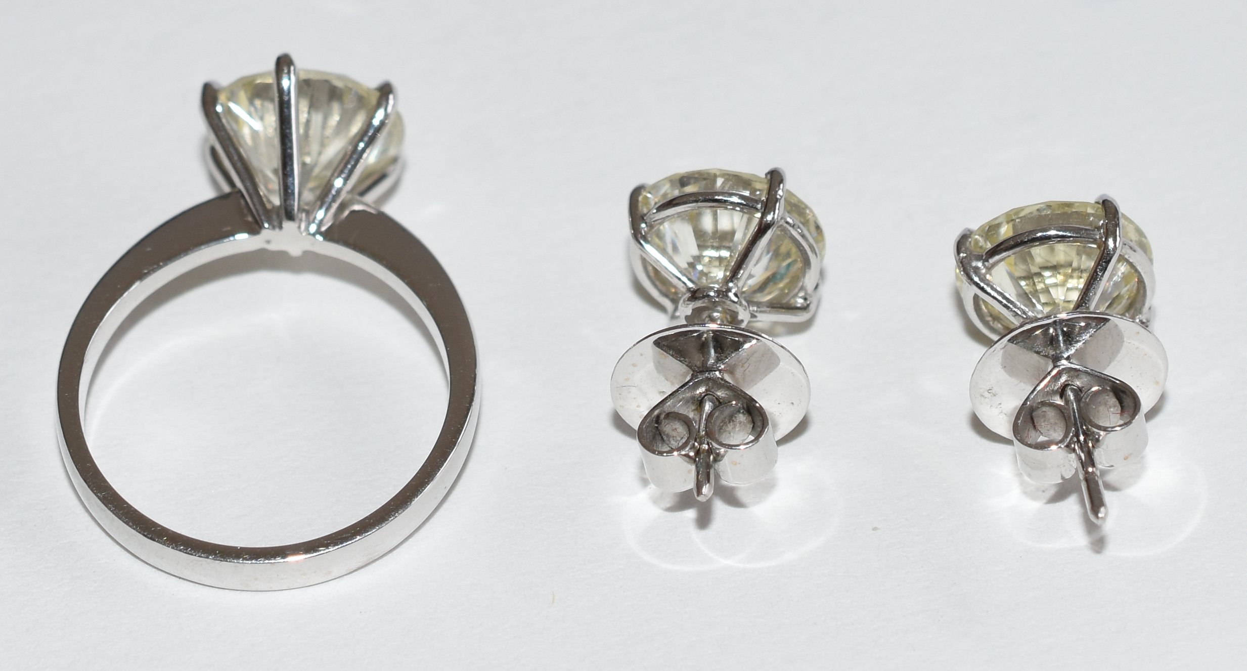 Conjunto de ouro branco composto de anel Solitário com 3,33 cts, cor... - foto 3 de 4