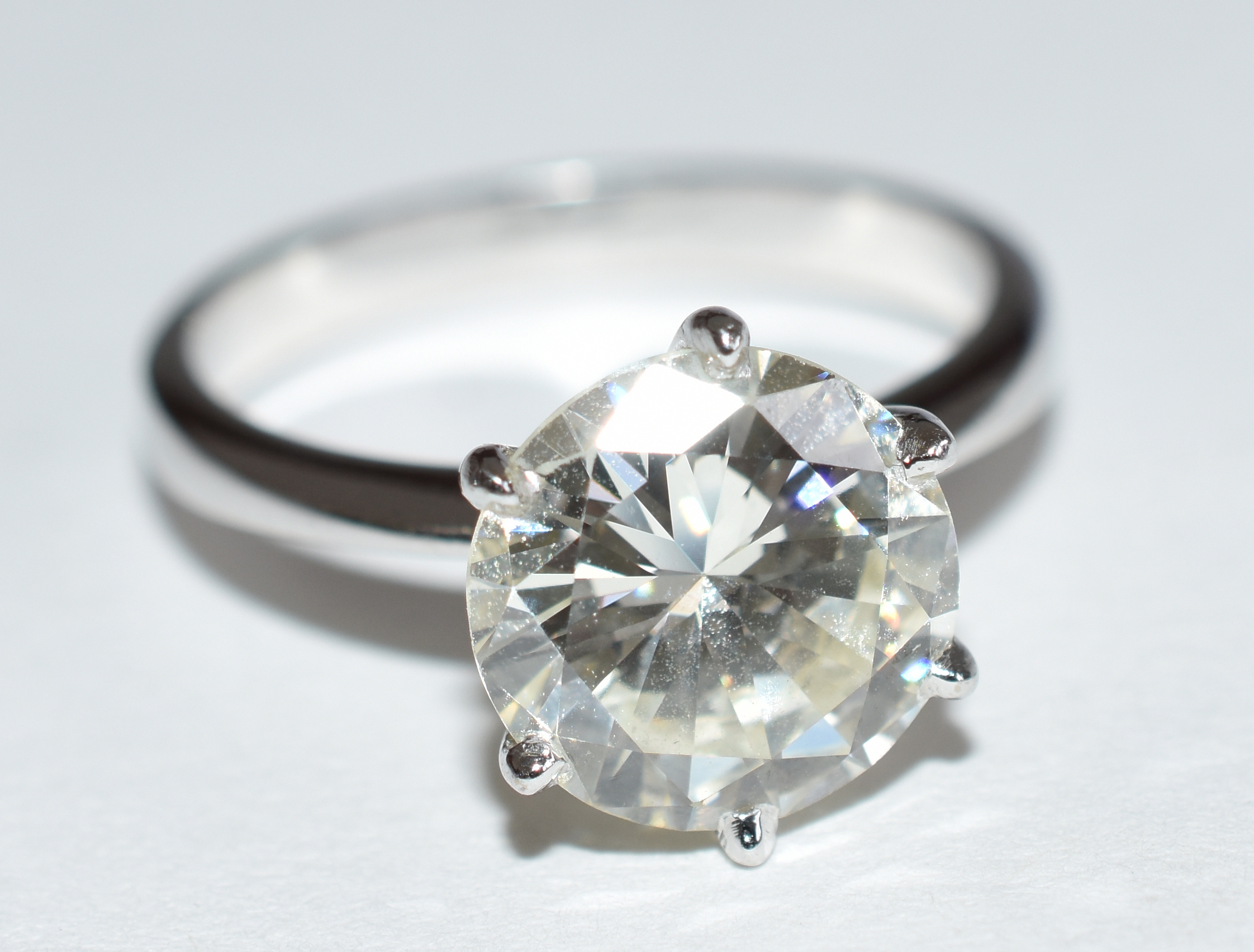 Conjunto de ouro branco composto de anel Solitário com 3,33 cts, cor... - foto 4 de 4