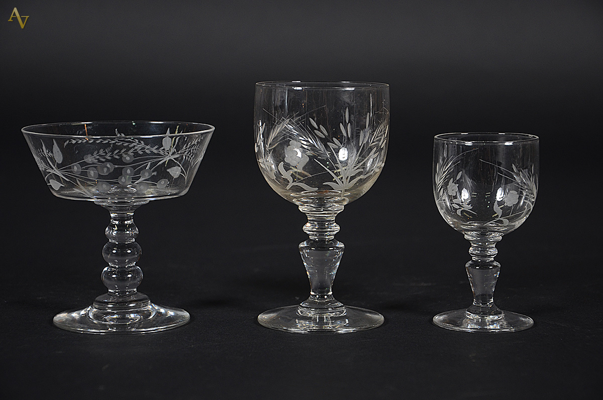 Conjunto de cristal com 8 taças para champagne, 7 taças para licor e...
