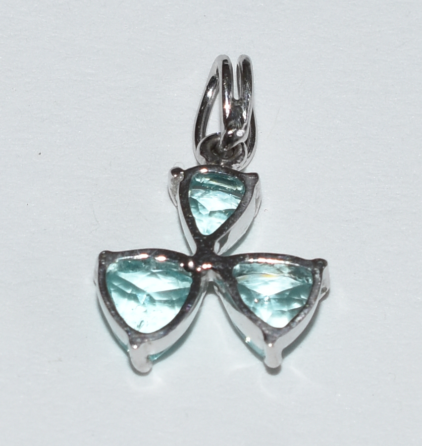 Pendente de ouro branco com 3 pedras Paraíba 1,10 cts.(Por questão de... - foto 2 de 2